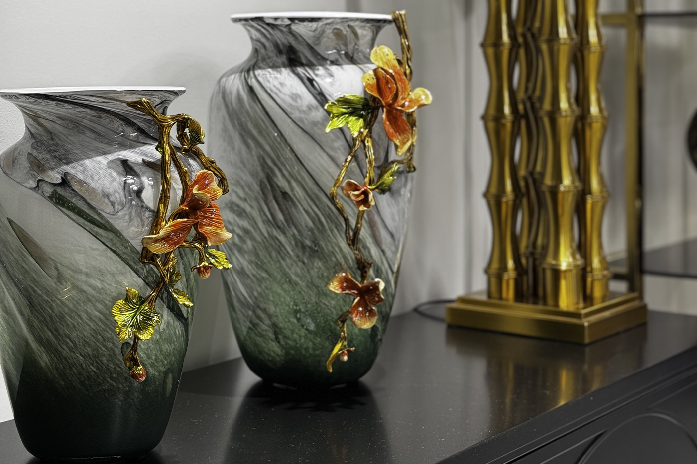 Ваза стеклянная зеленая с цветком 3