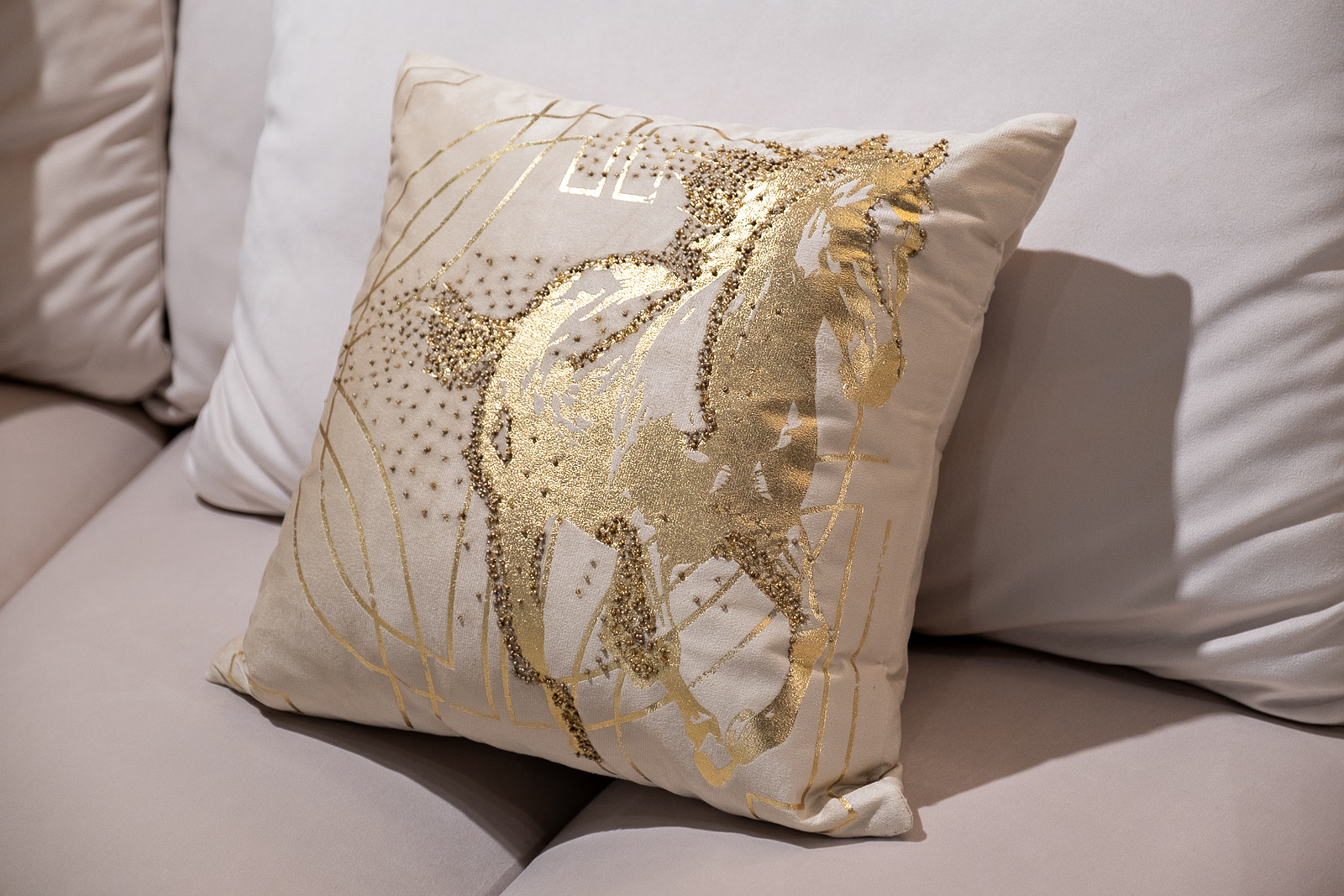 Подушка декоративная с бисером, стеклярусом и вышивкой «Голден Спирит» бежевая 3