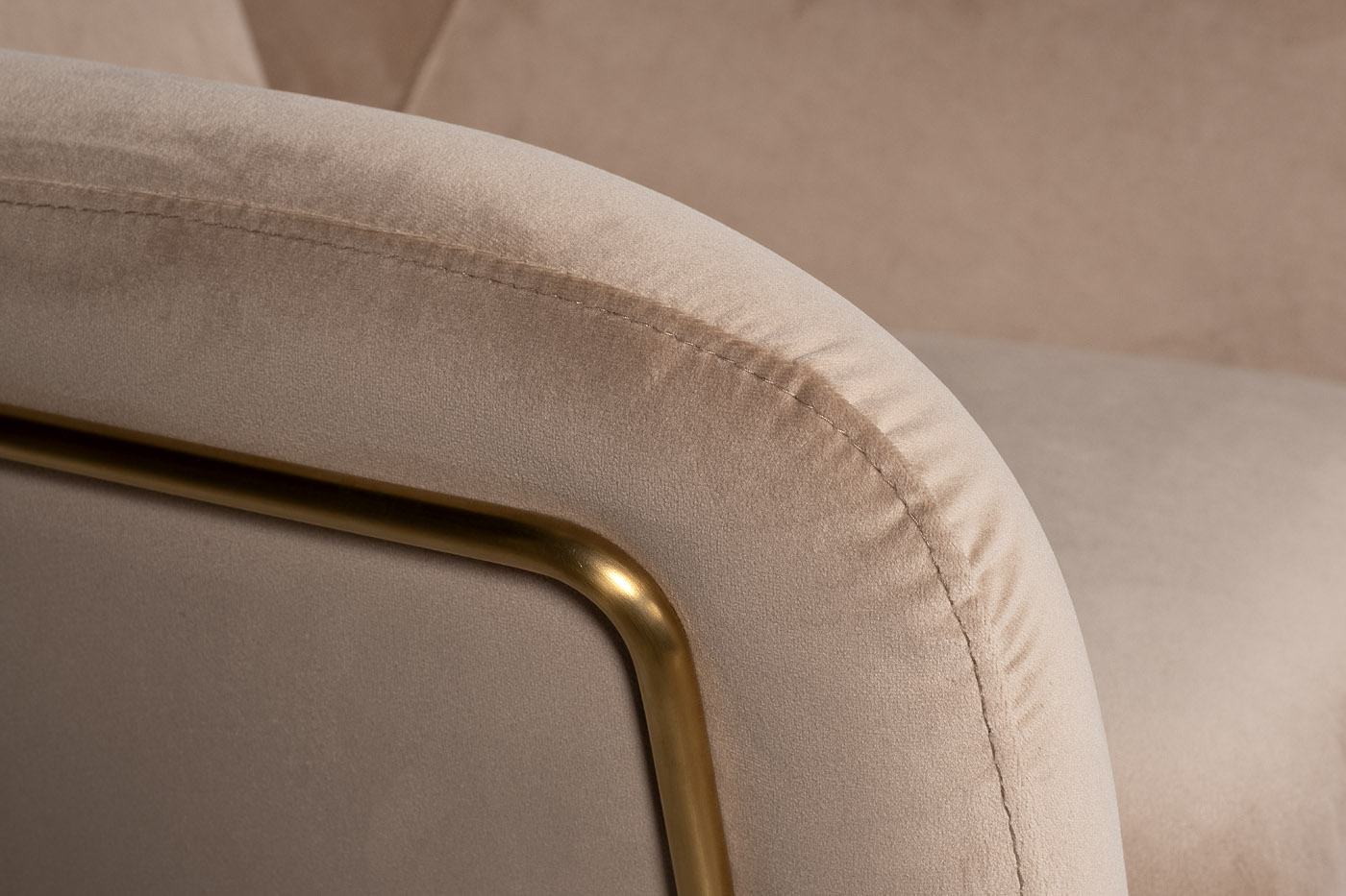 Кресло велюровое бежевое/матовое золото 3