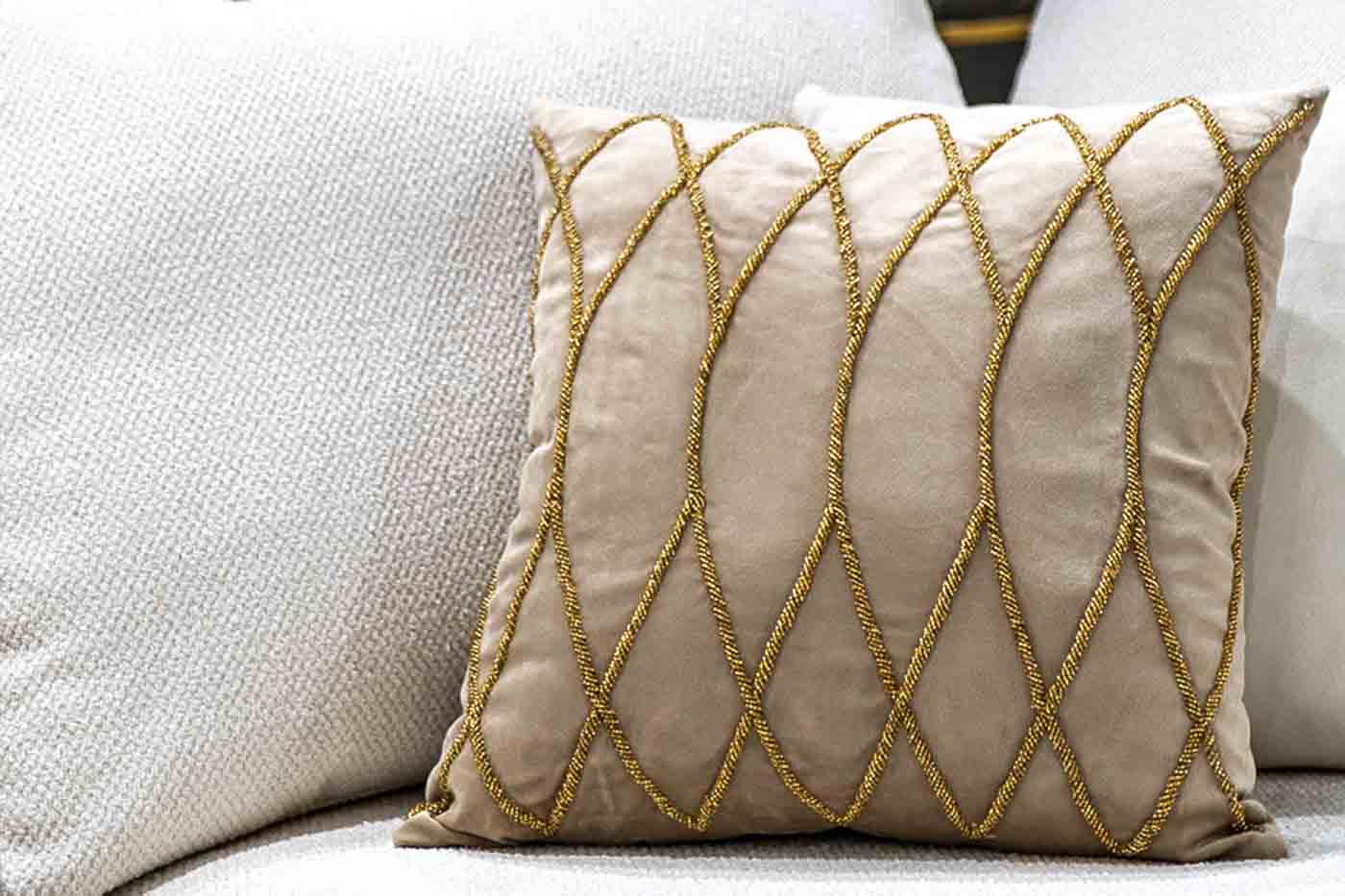 Подушка декоративная с бисером «Силуэт» бежевая 2