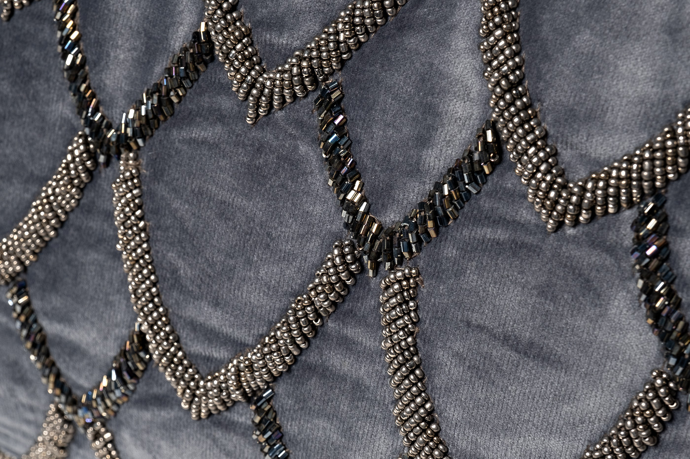 Подушка декоративная с бисером «Чешуйки» синяя 2