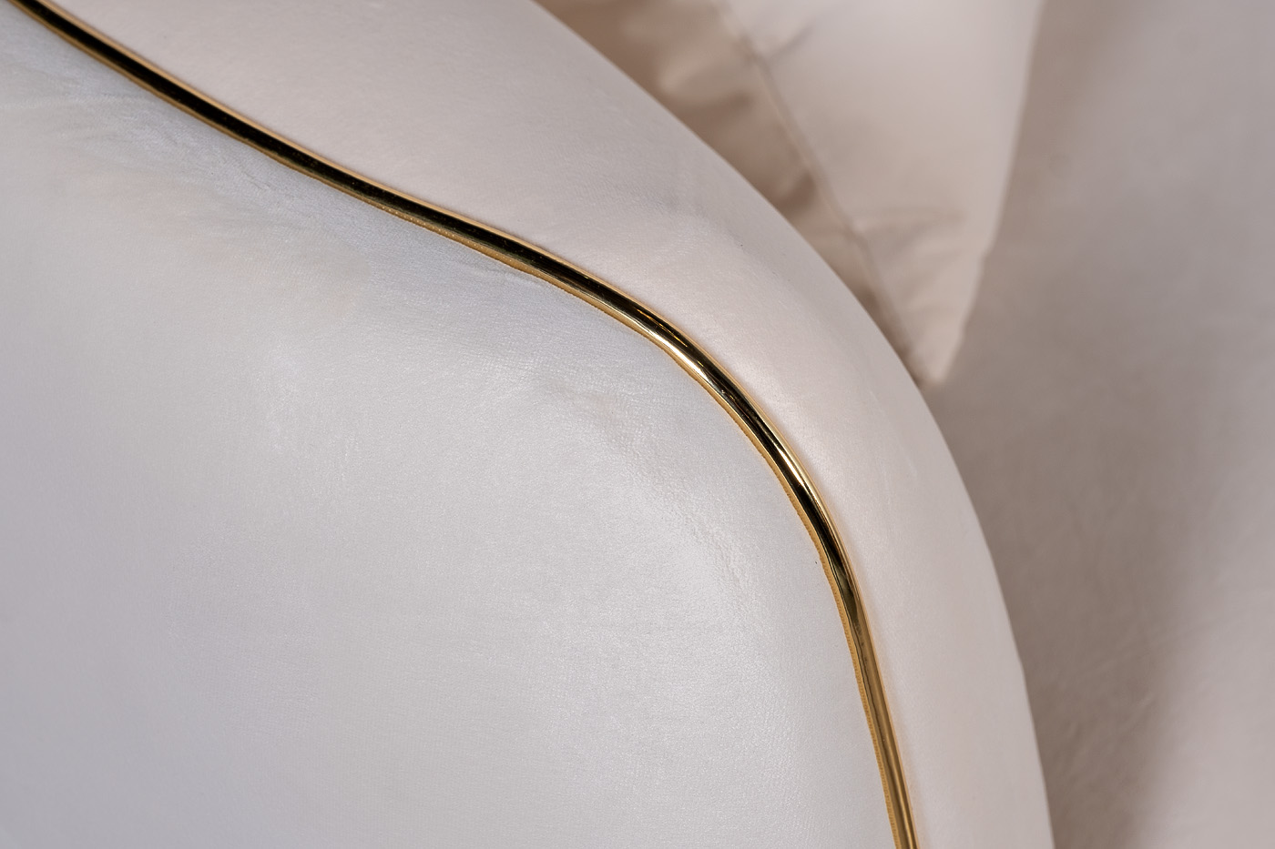 Диван двухместный велюровый бежевый с кантом 4