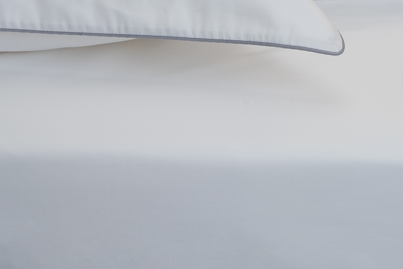 Простыня сатиновая на резинке 180х200х30см белая 3