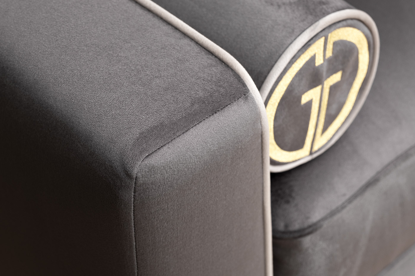 Диван Мадрид Мемори(Madrid Memory) трехместный велюровый серый с кантом 3