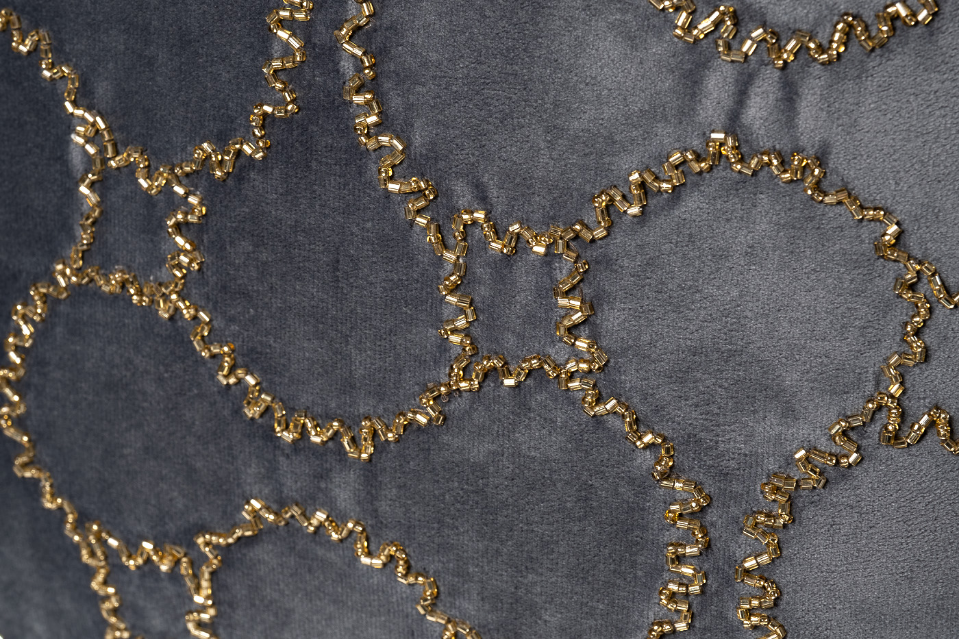 Подушка декоративная с бисером «Восьмерки» синяя 2