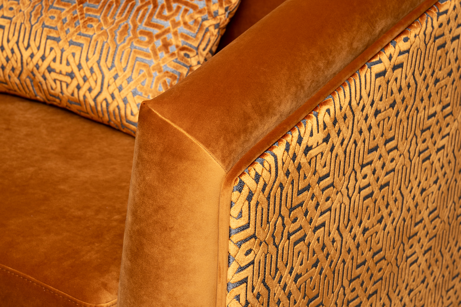 Диван Trevi трехместный раскладной оранжевый с кантом 3