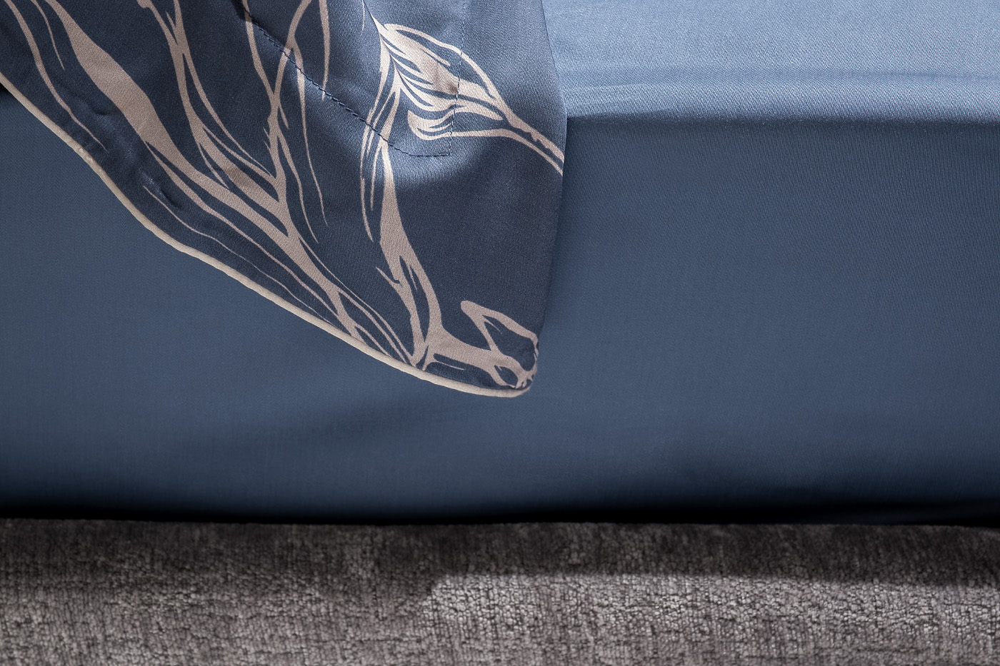 Простыня тенсель на резинке 160х200х30см синяя 4