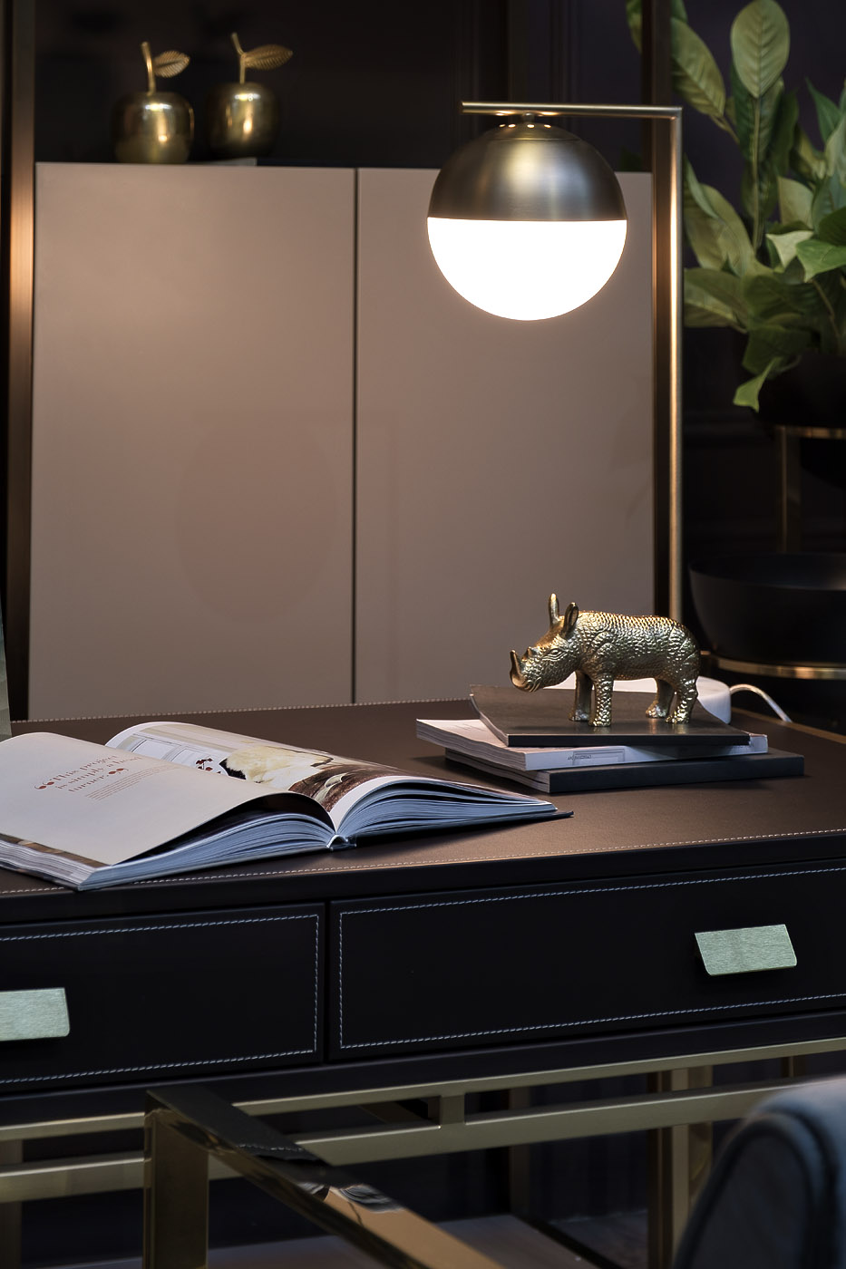 Лампа настольная с матовым плафоном, золото 8