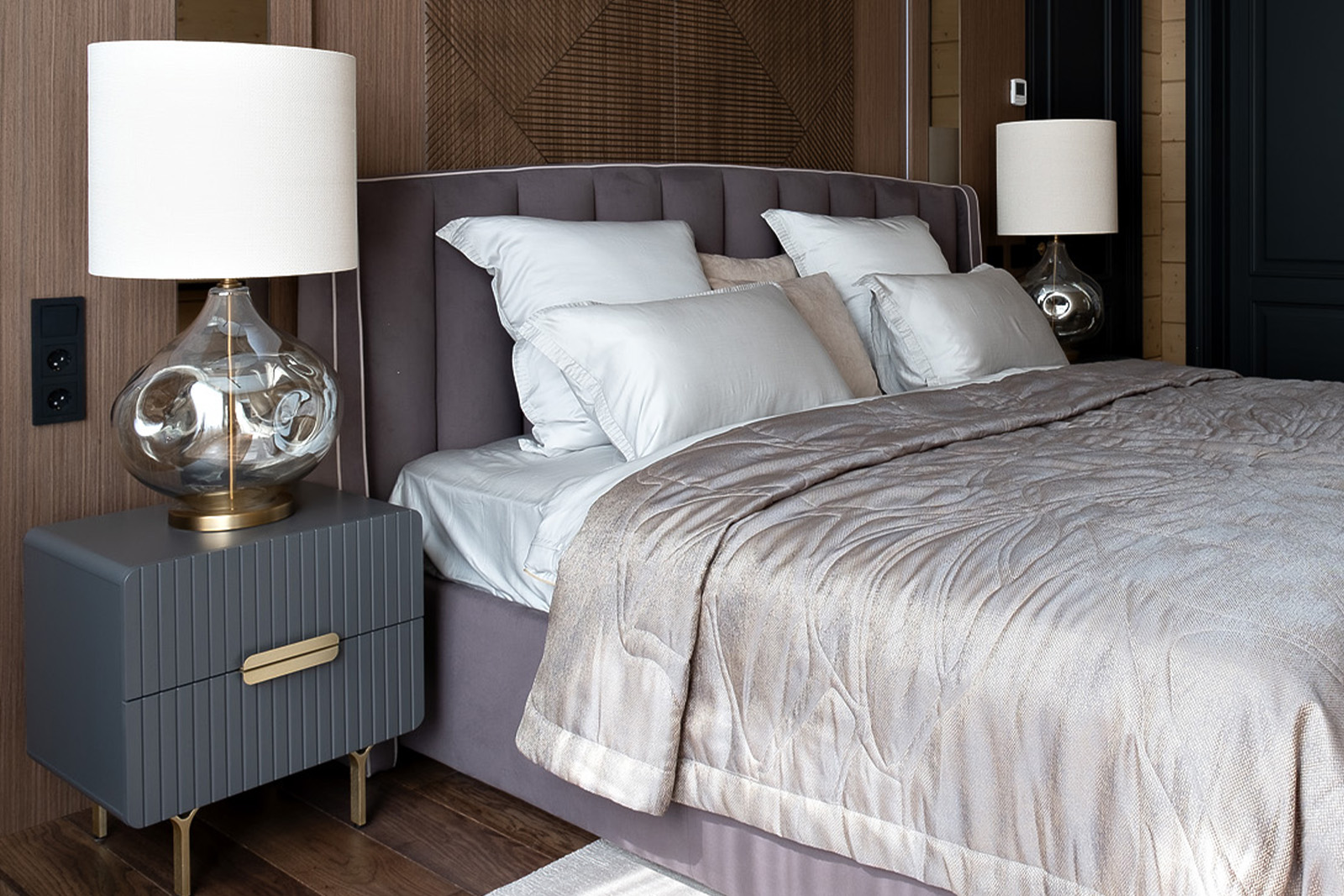 Лампа настольная с кремовым абажуром 6