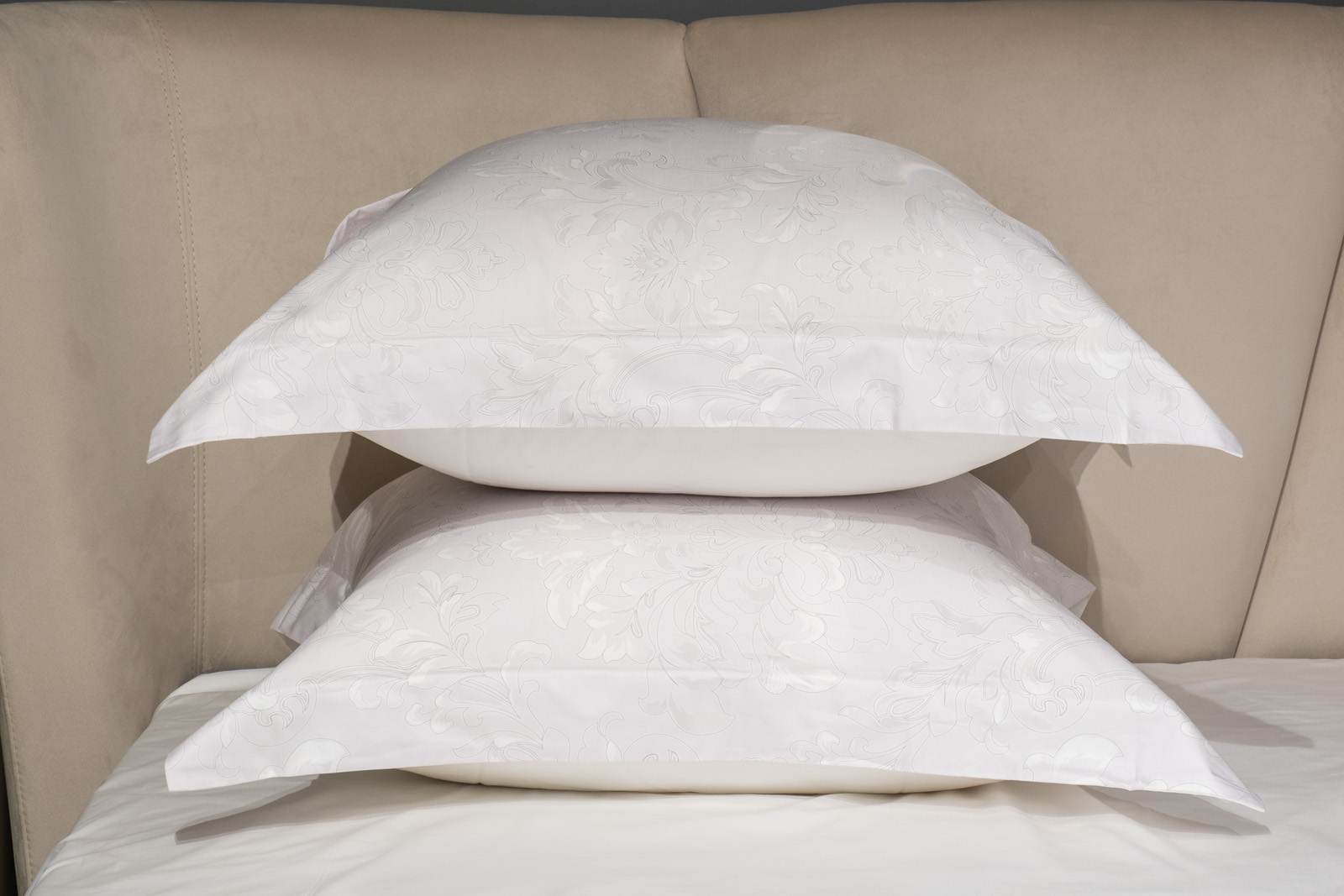 Простыня сатиновая 240х250см белая 3