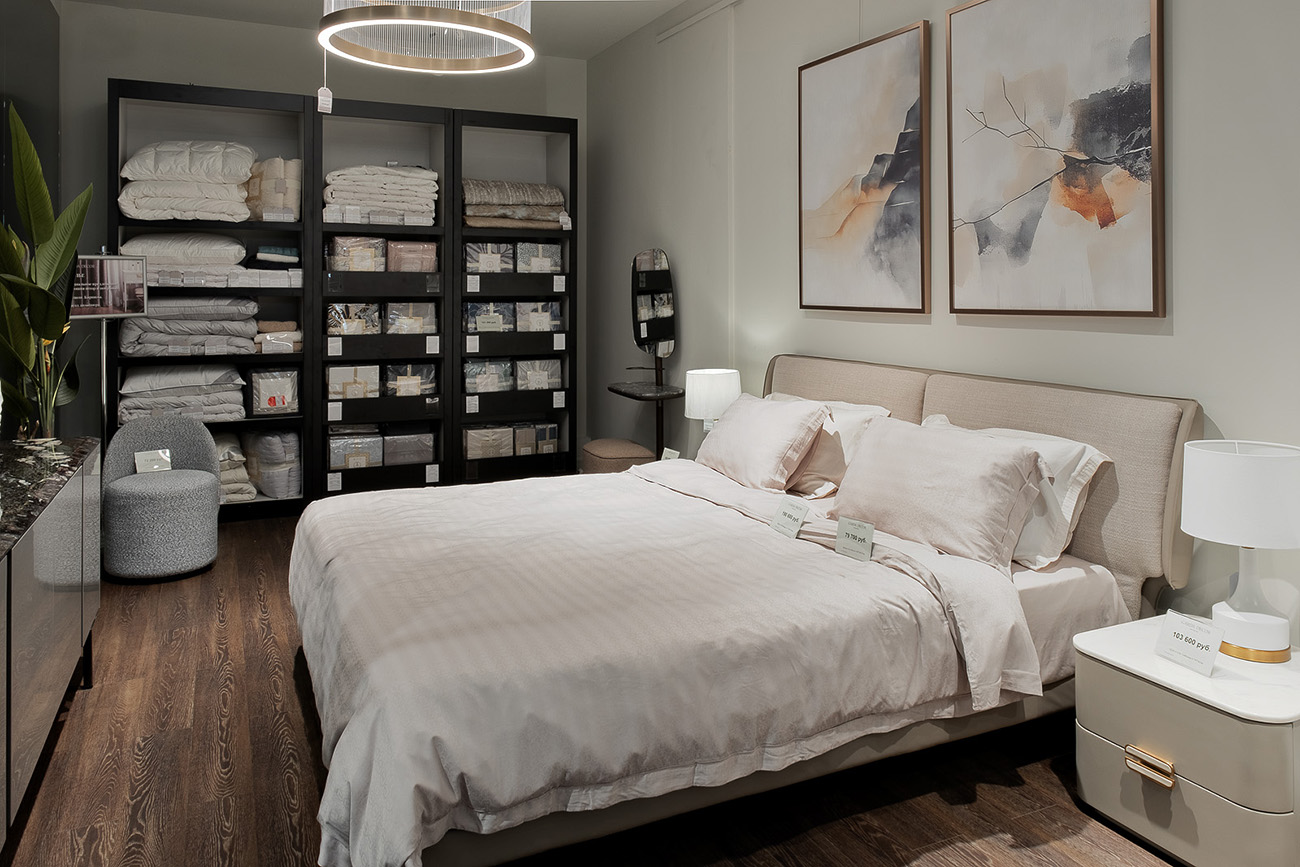 Кровать двуспальная бежевая 1