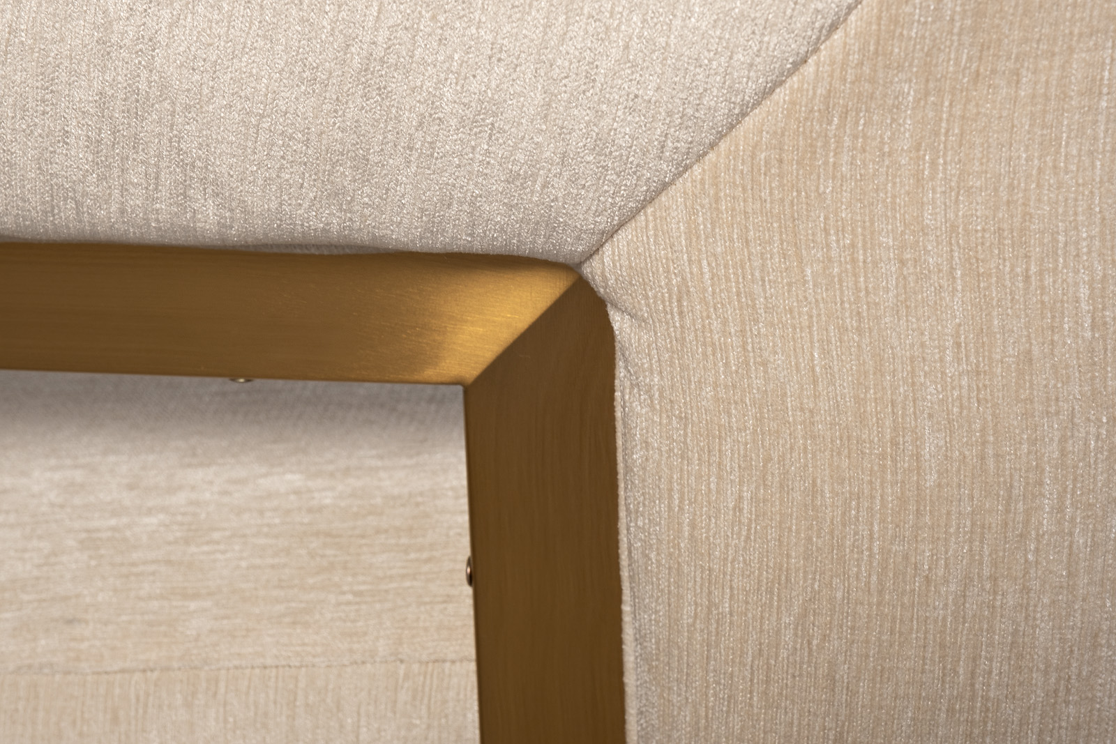 Стул велюровый кремовый/золото 4