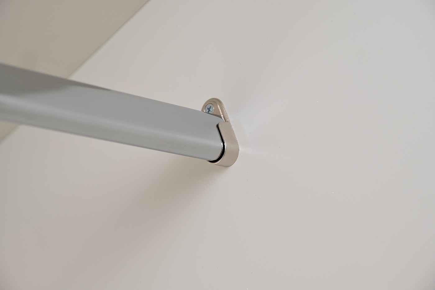 Шкаф двухдверный с полками и штангой бежевый 6