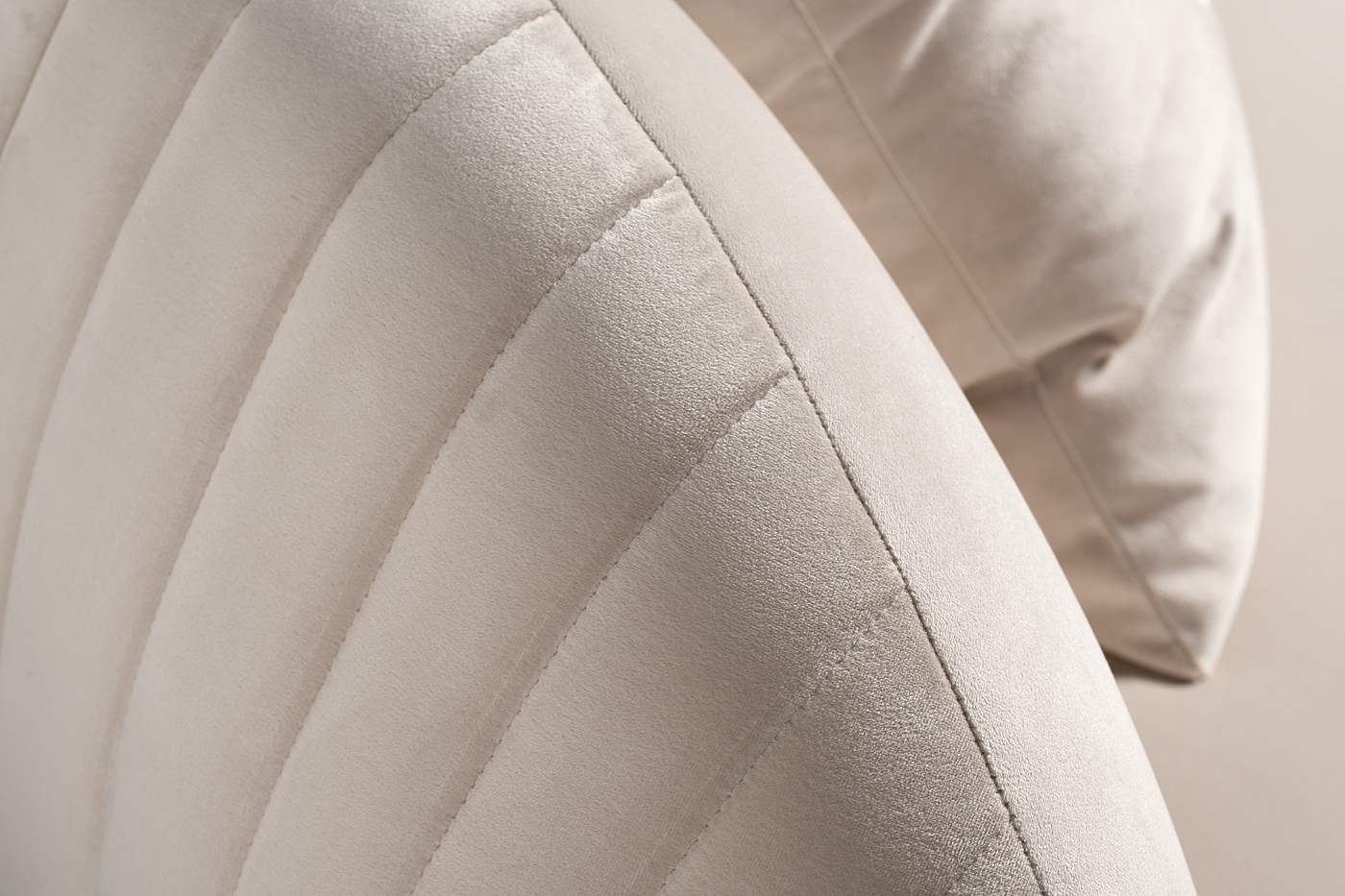 Диван Lea трехместный велюровый кремовый 4