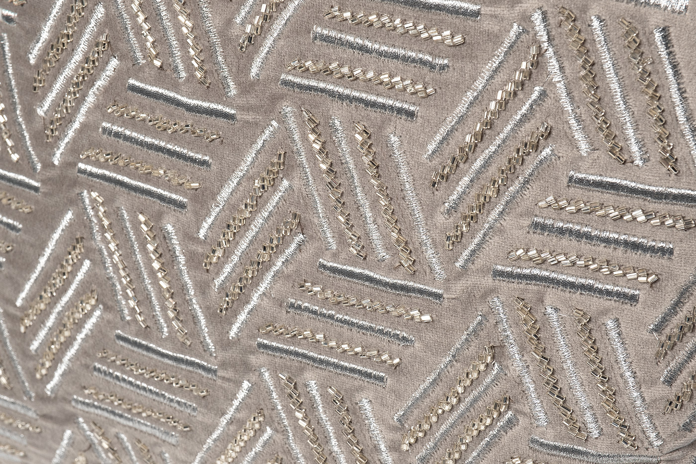 Подушка декоративная с бисером «Плетенка» серебро 2