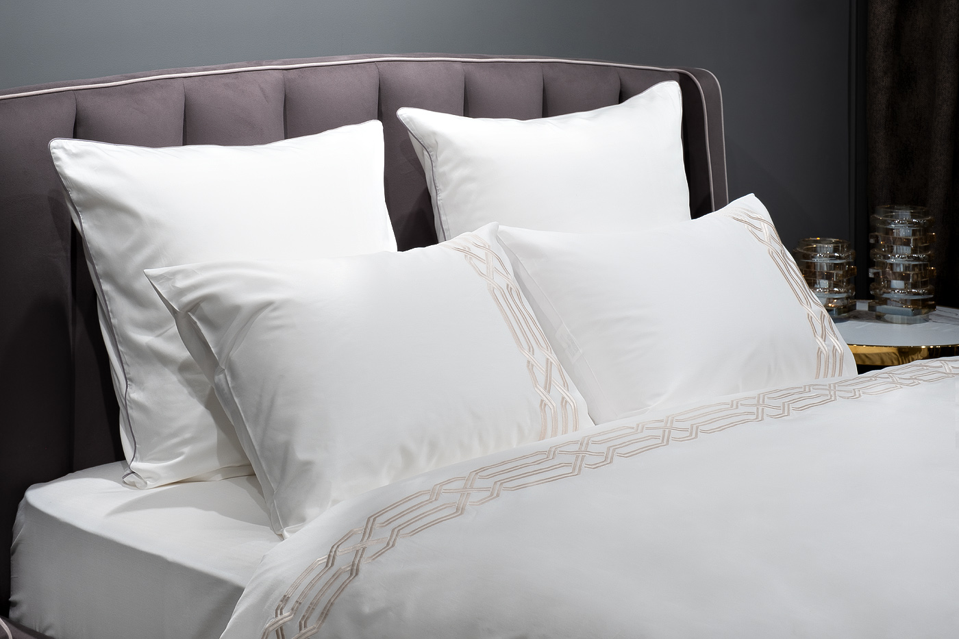 Комплект постельного белья «Паллада» с вышивкой семейный 145х210см золотой 2