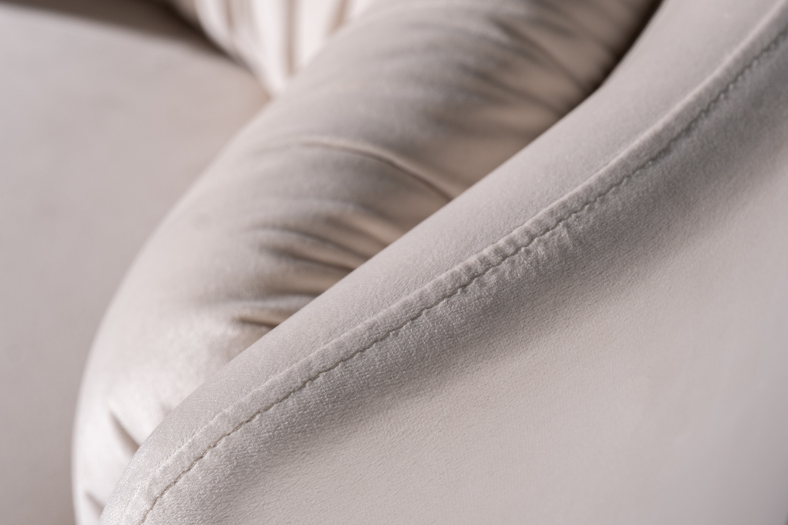 Кресло поворотное велюровое кремовое 5