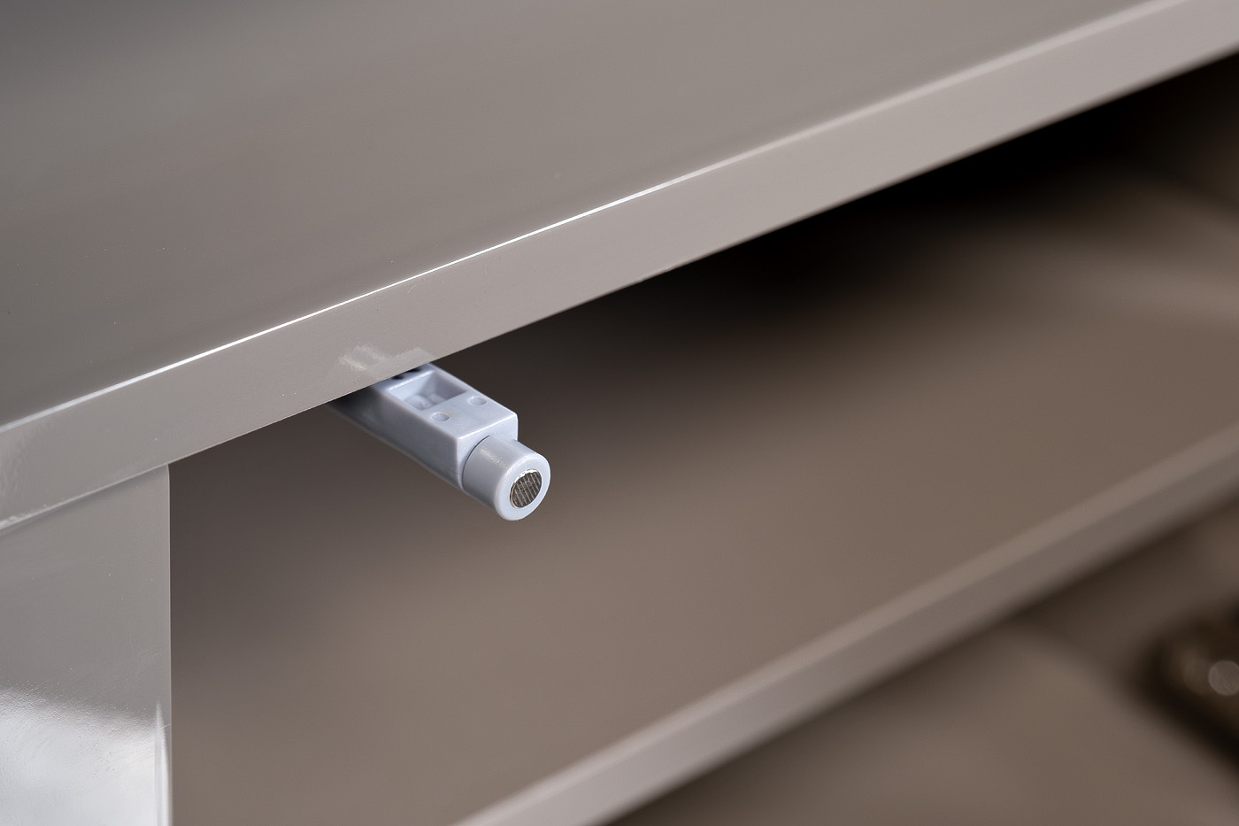 Тумба под телевизор с дверцами 6