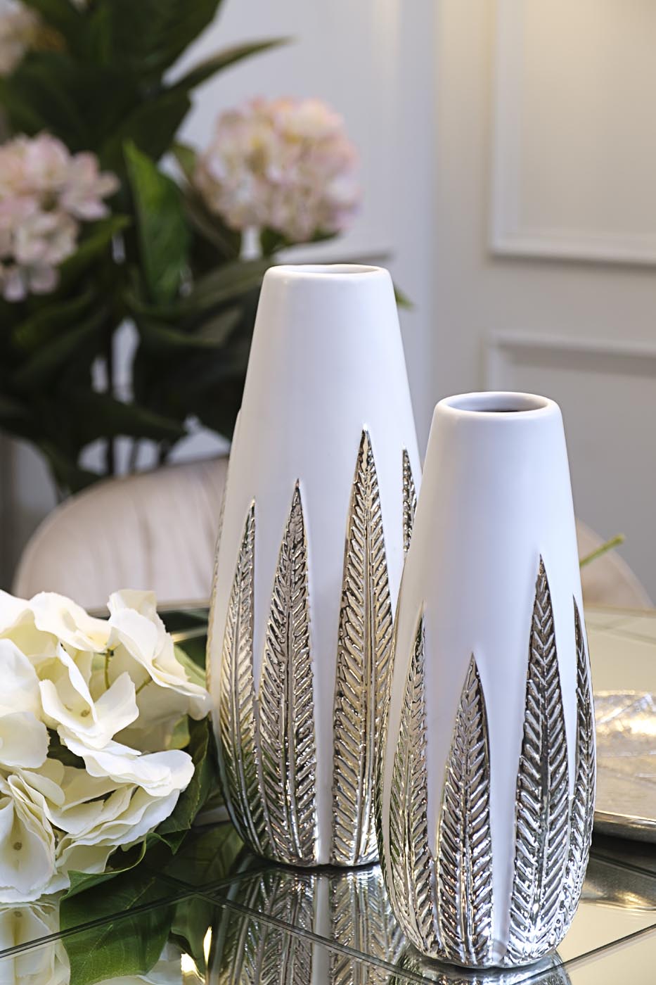 Ваза белая с декором 3