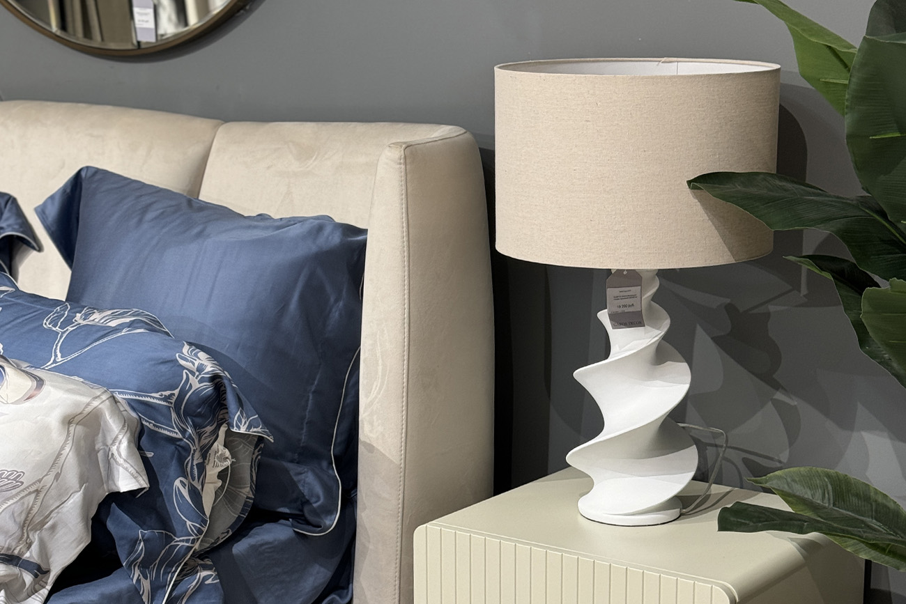 Лампа настольная с кремовым абажуром 3