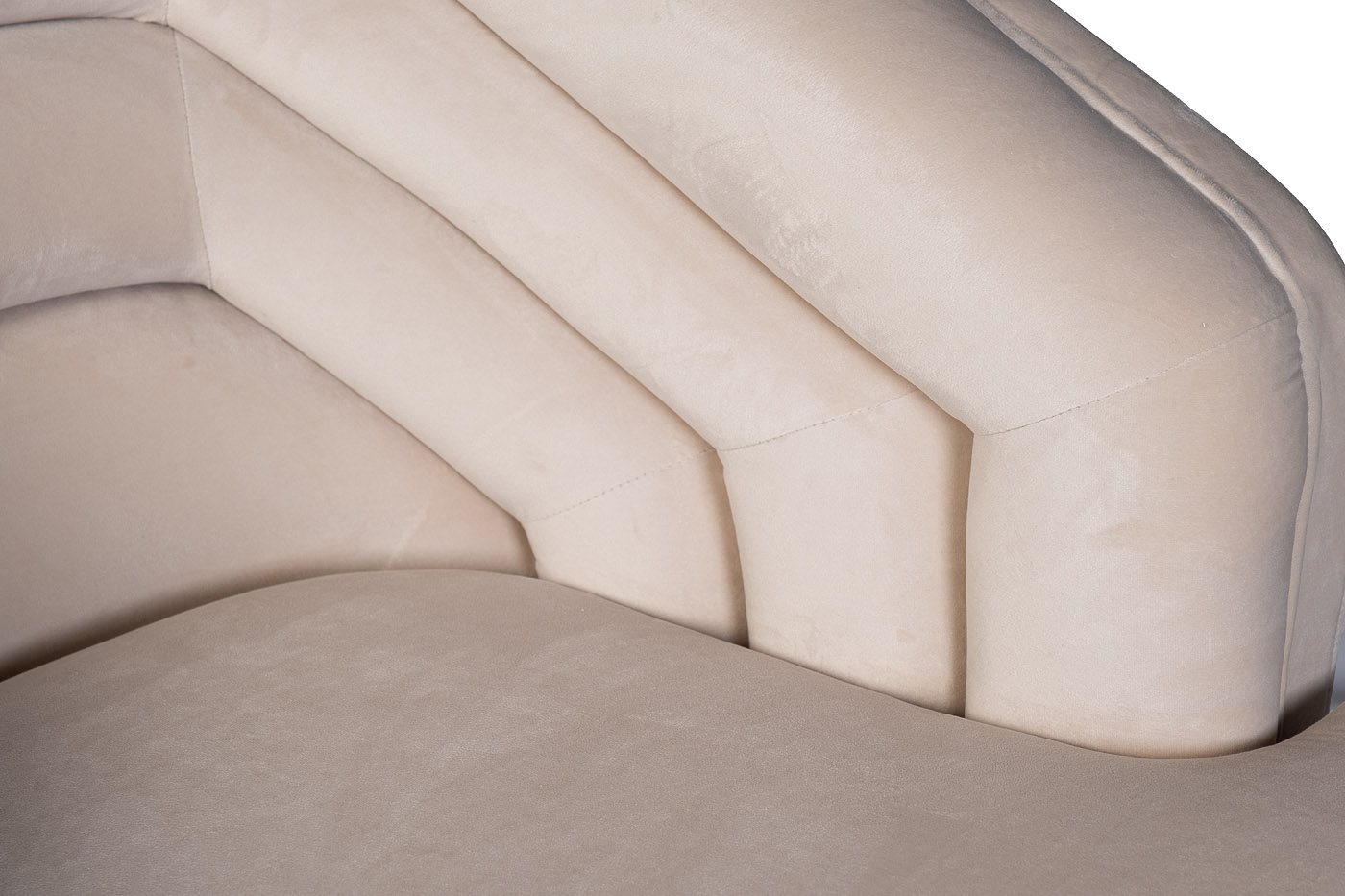 Кресло вращающееся велюровое кремовое 3