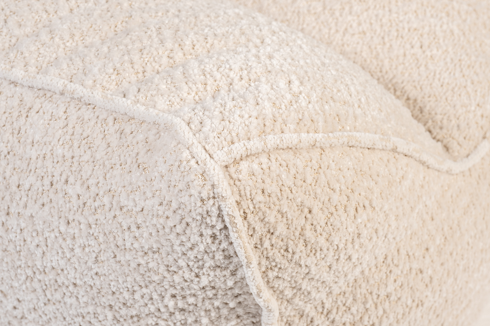 Кресло светло-бежевое 3