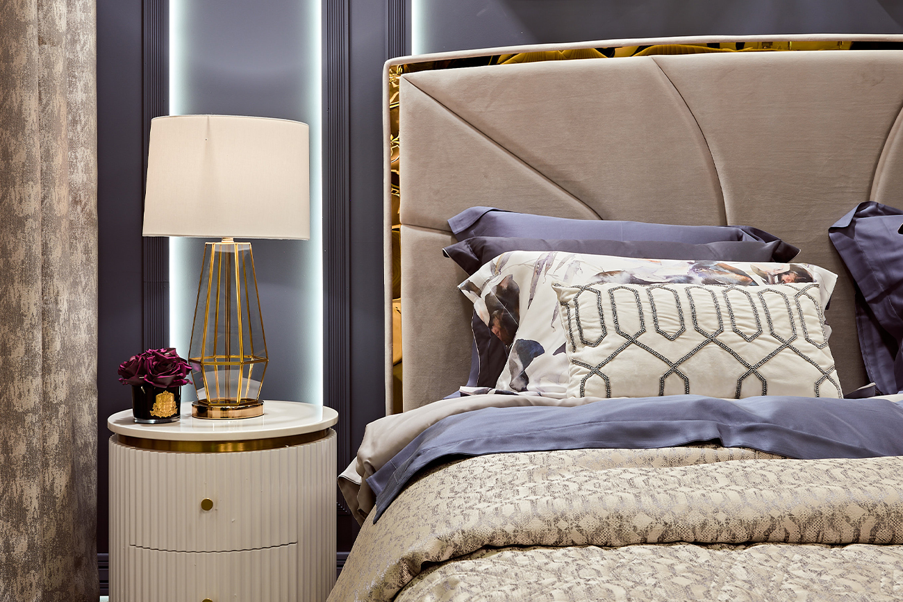 Лампа настольная прозрачное стекло/золото (белый абажур) 7