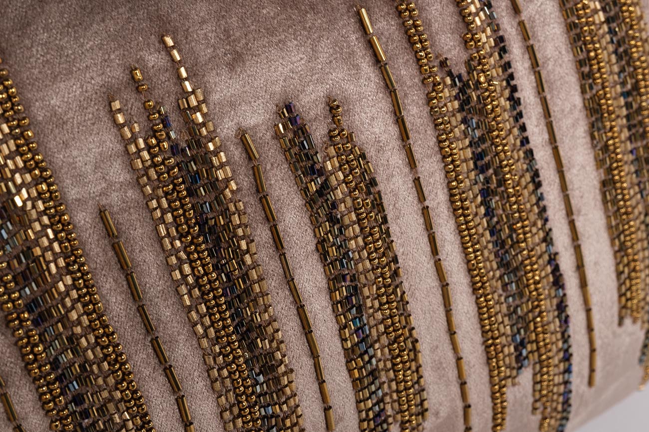 Подушка декоративная с бисером «Линии» бежевая 2