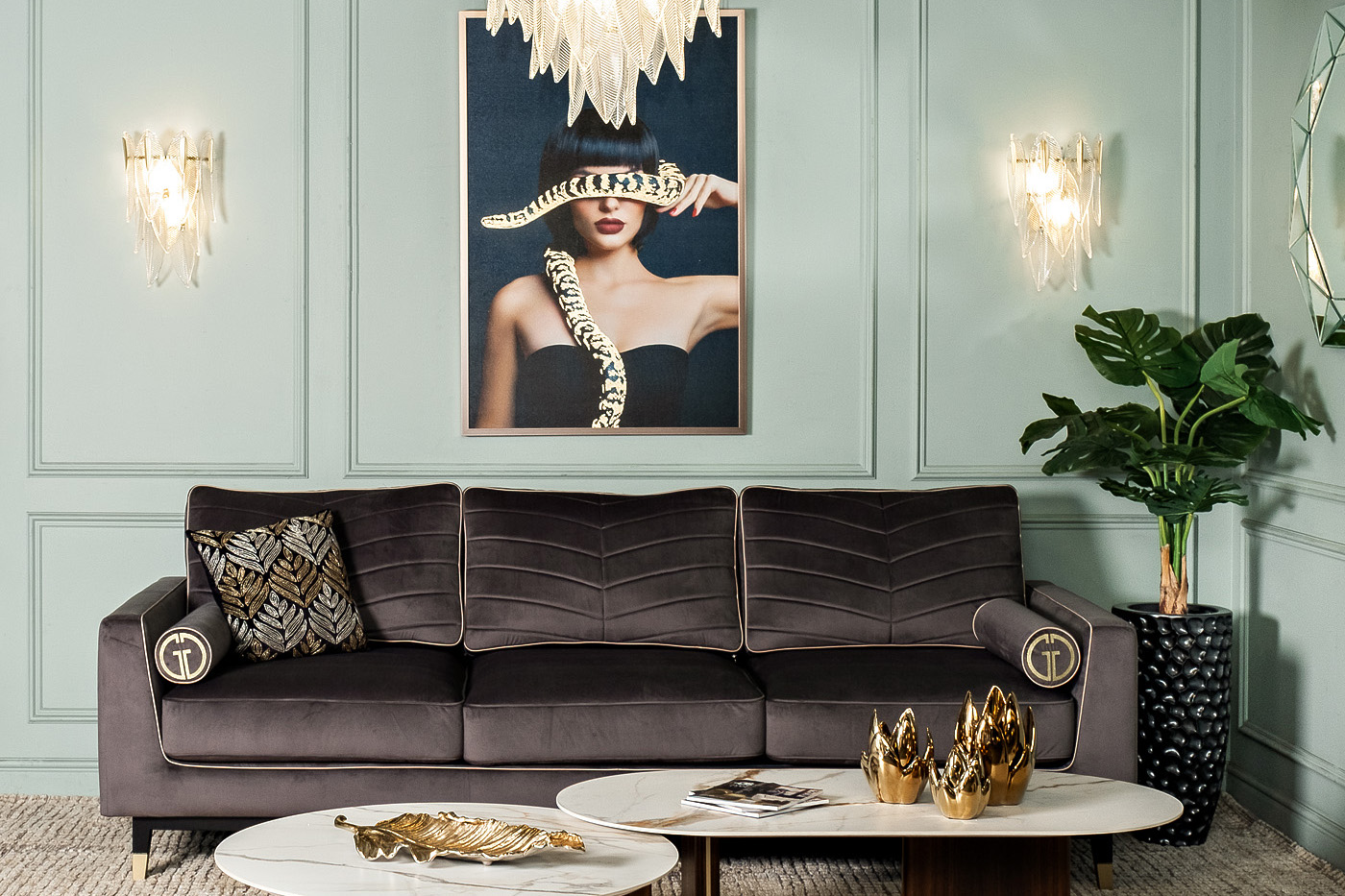 Холст «Девушка со змеей» в багете латунь 5