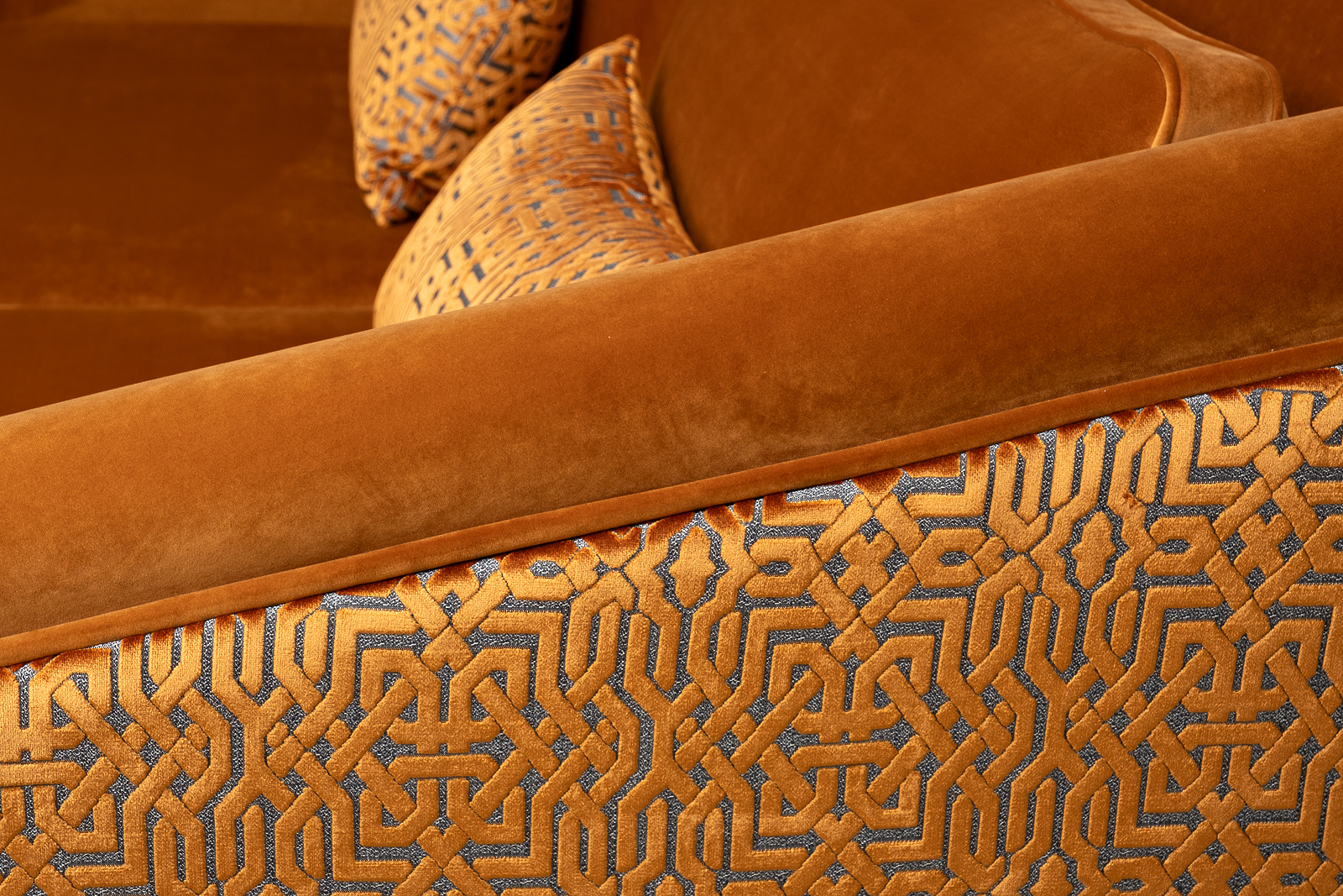 Диван Trevi трехместный раскладной оранжевый с кантом 5