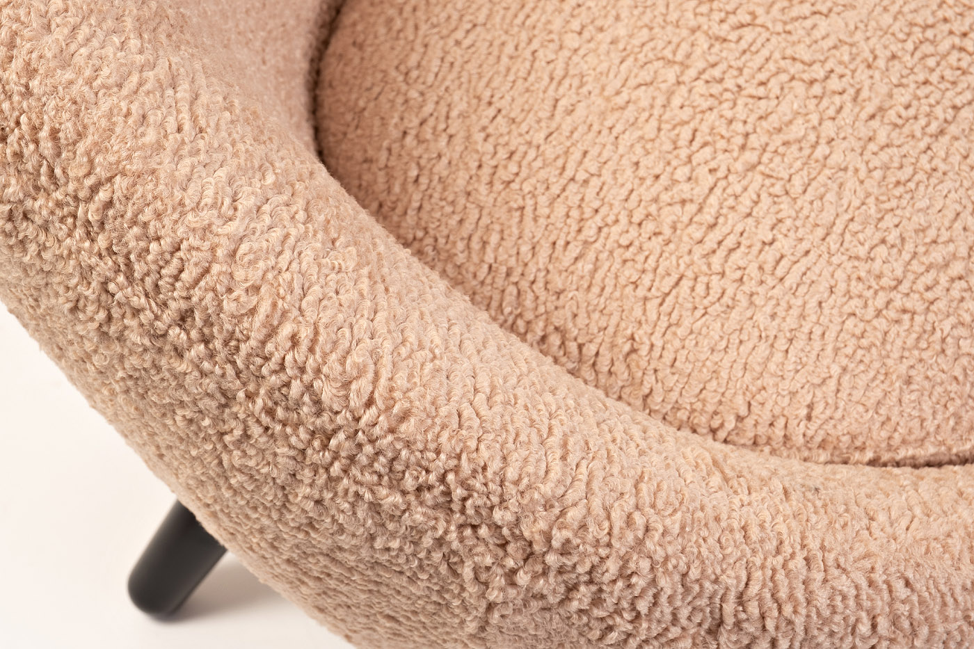 Кресло розовое искусственный каракуль 3