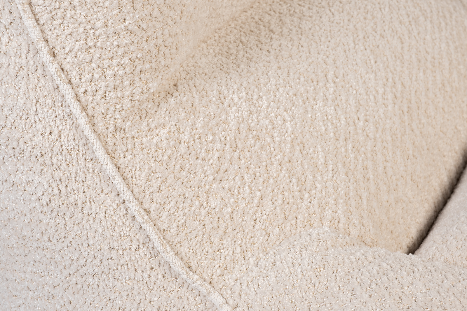 Кресло светло-бежевое 4