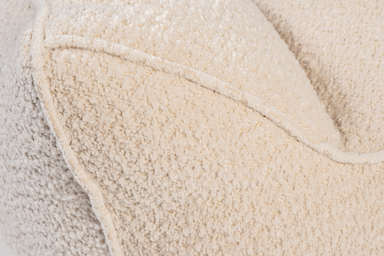 Кресло светло-бежевое 5