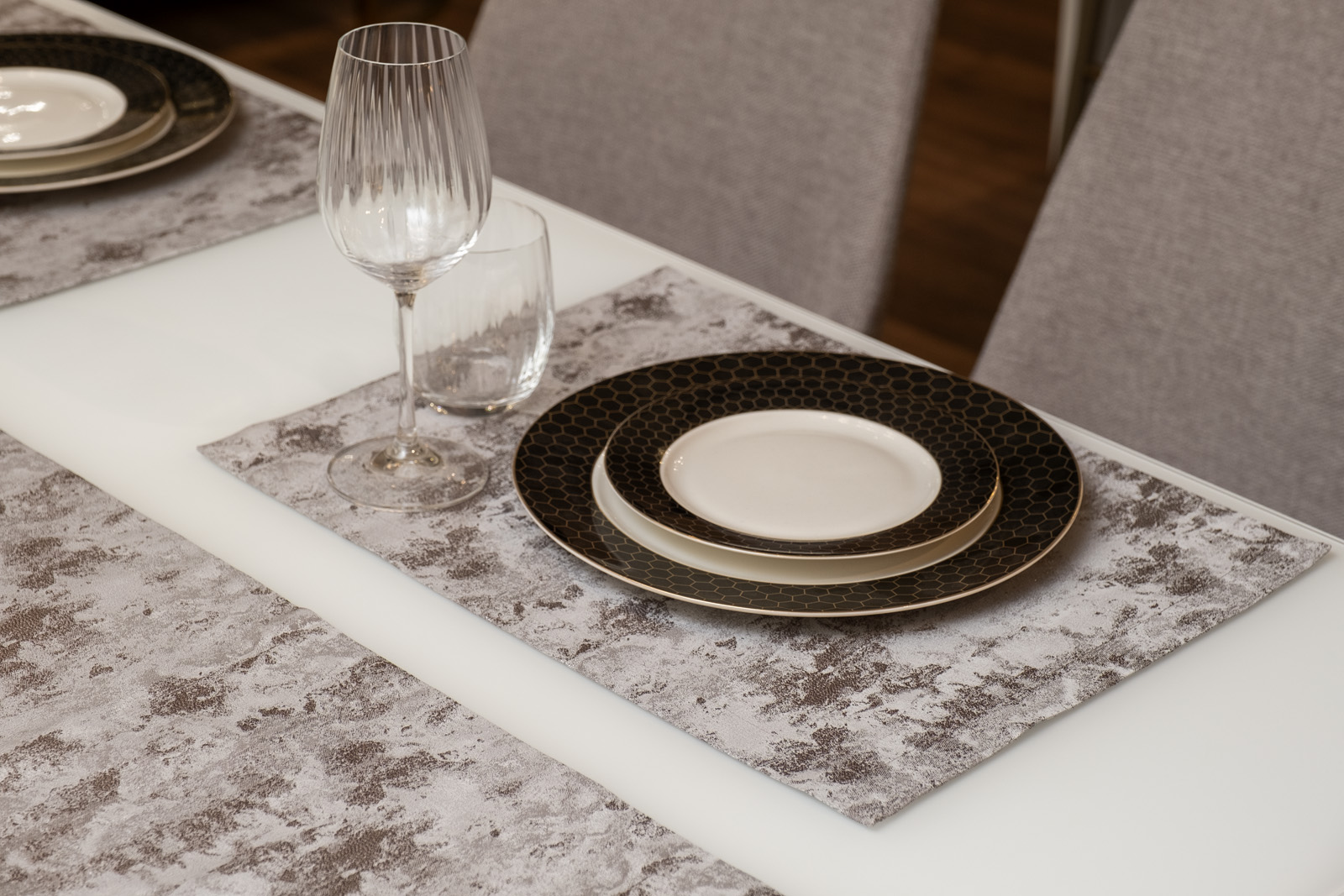 Набор для сервировки стола Мираж Мика (Mirage Mica) дорожка 50х180см и две салфетки 33х45см 2