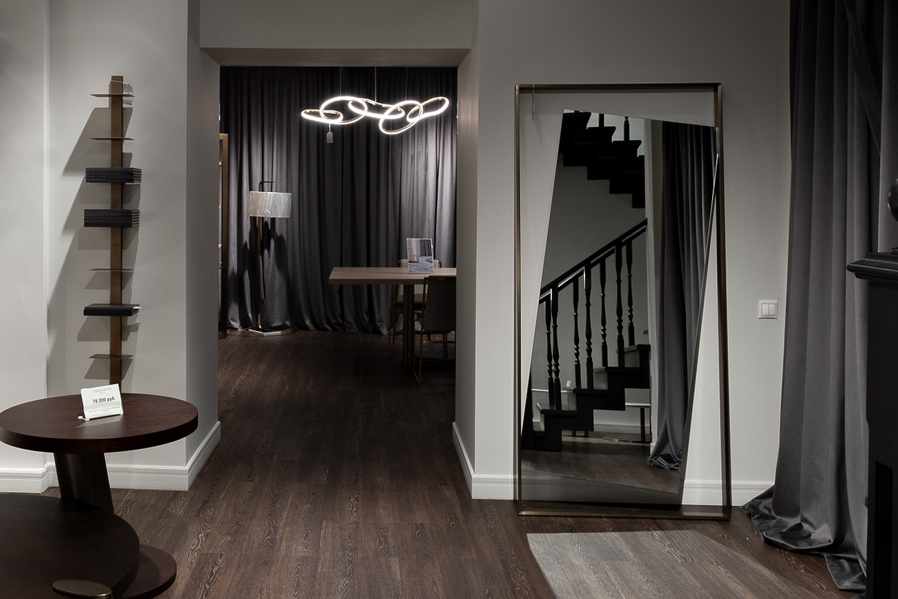 Зеркало напольное в золотой раме 3