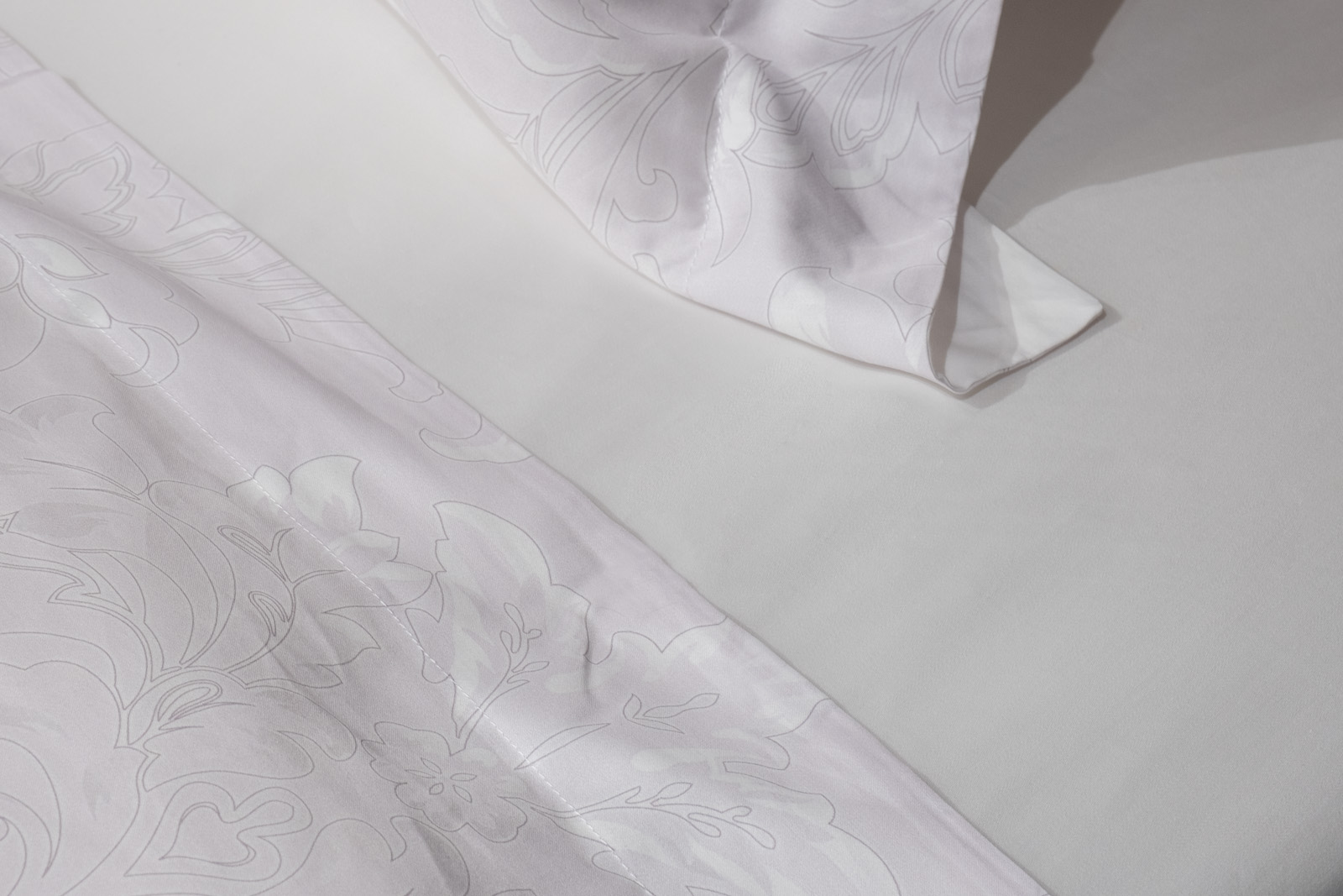 Простыня сатиновая 240х250см белая 2