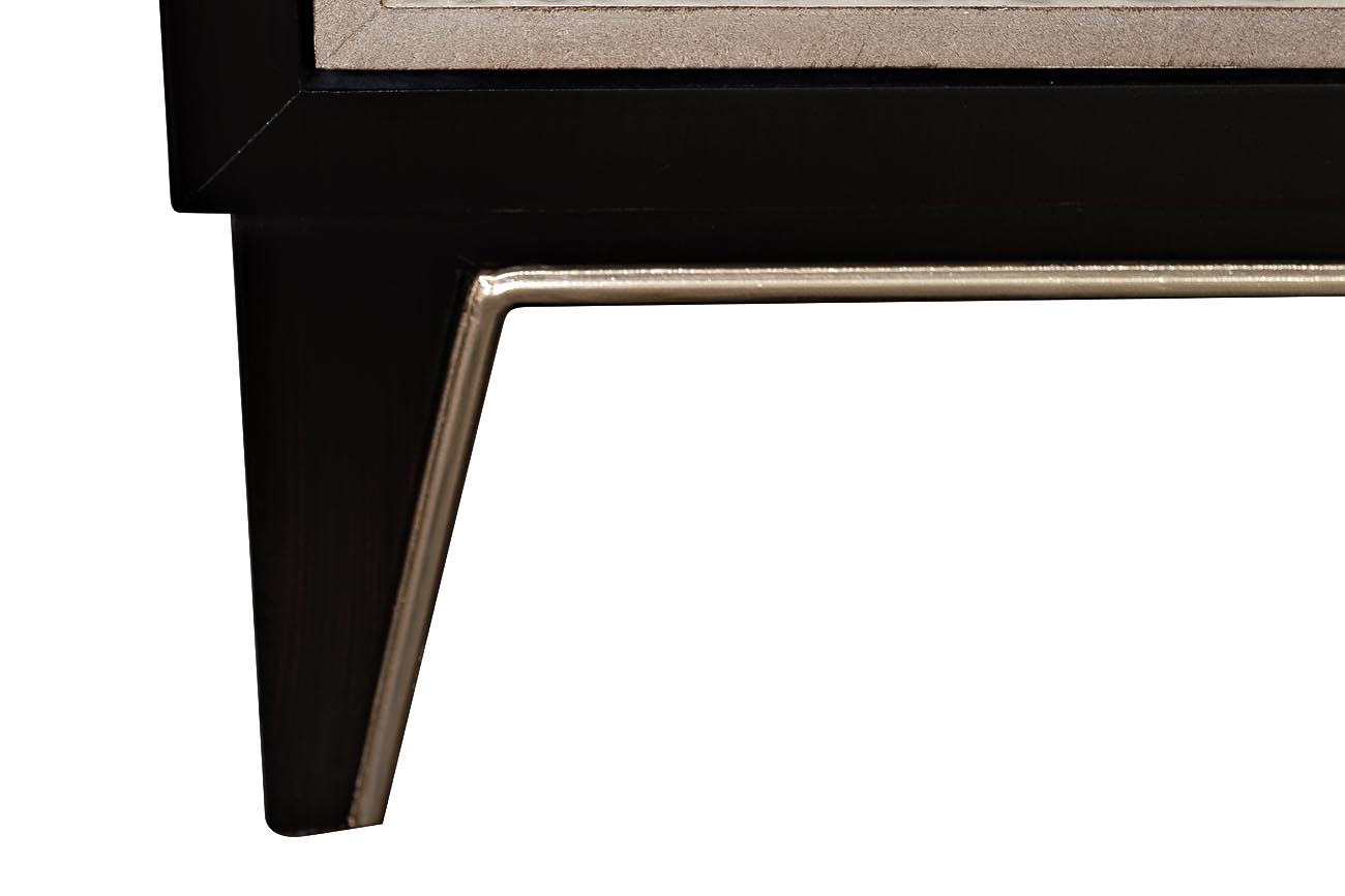 Комод с дверцами на деревянных ножках 5