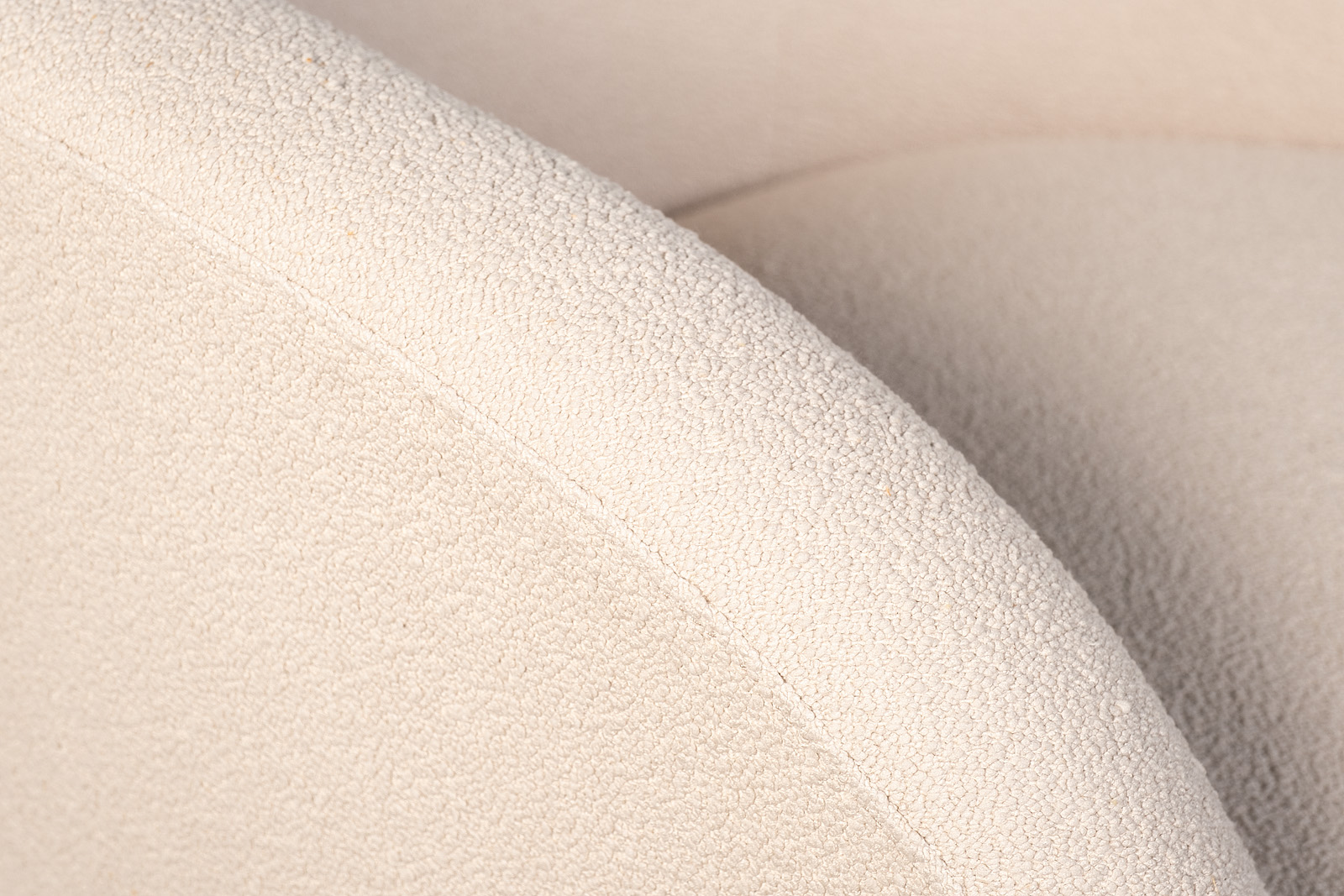 Кресло букле бежевое 3