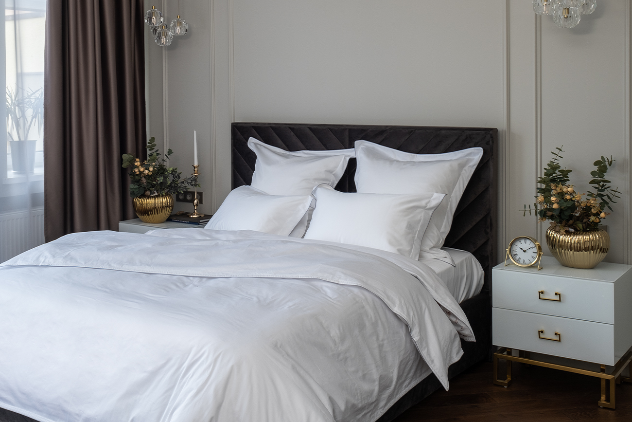 Простыня сатиновая на резинке 160х200х30см белая 4