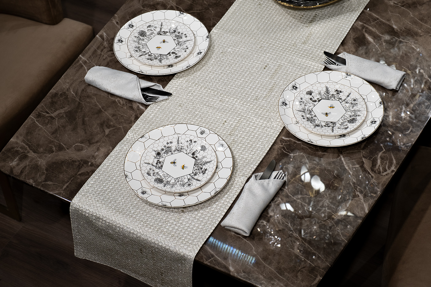 Текстильная дорожка для стола «Брасс» бежевая 1