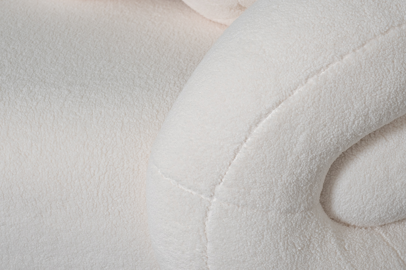 Диван трехместный белый искусственный мех 6