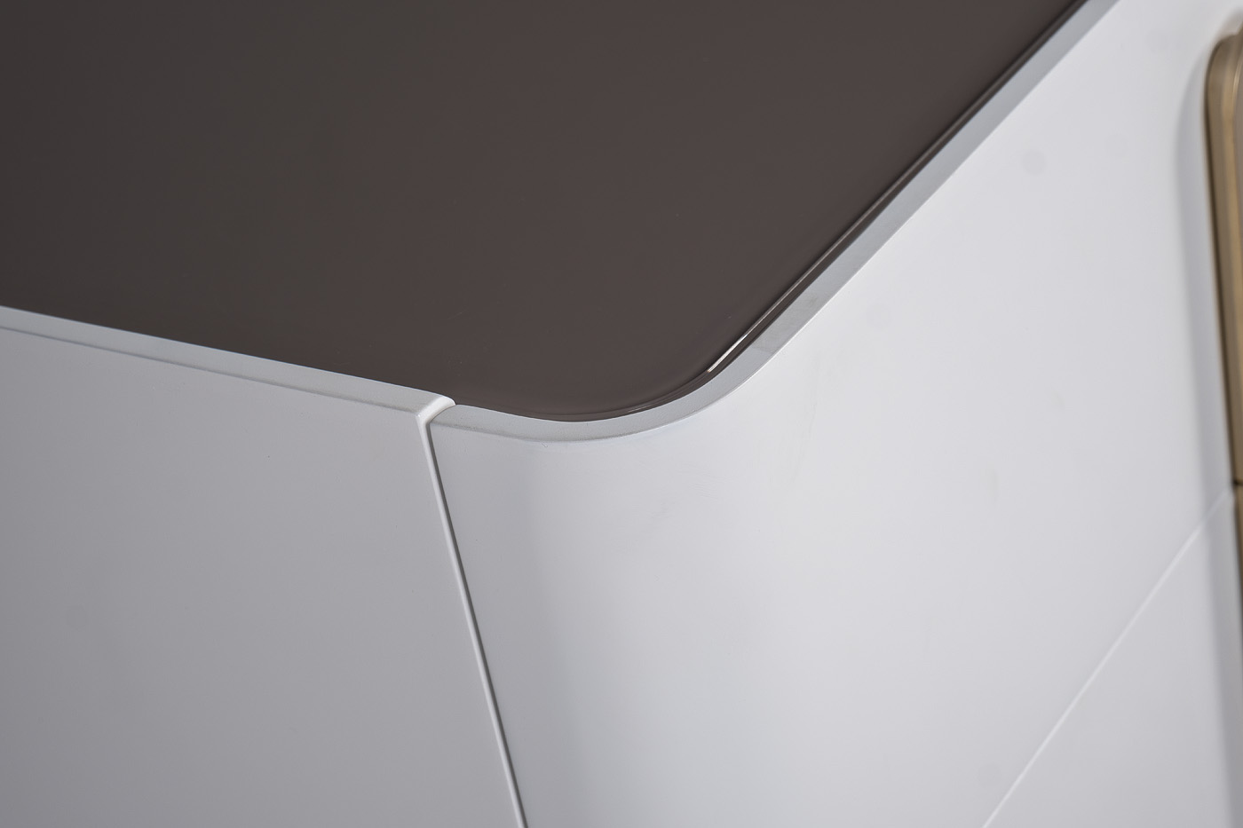 Комод светлый с металлическим каркасом 4