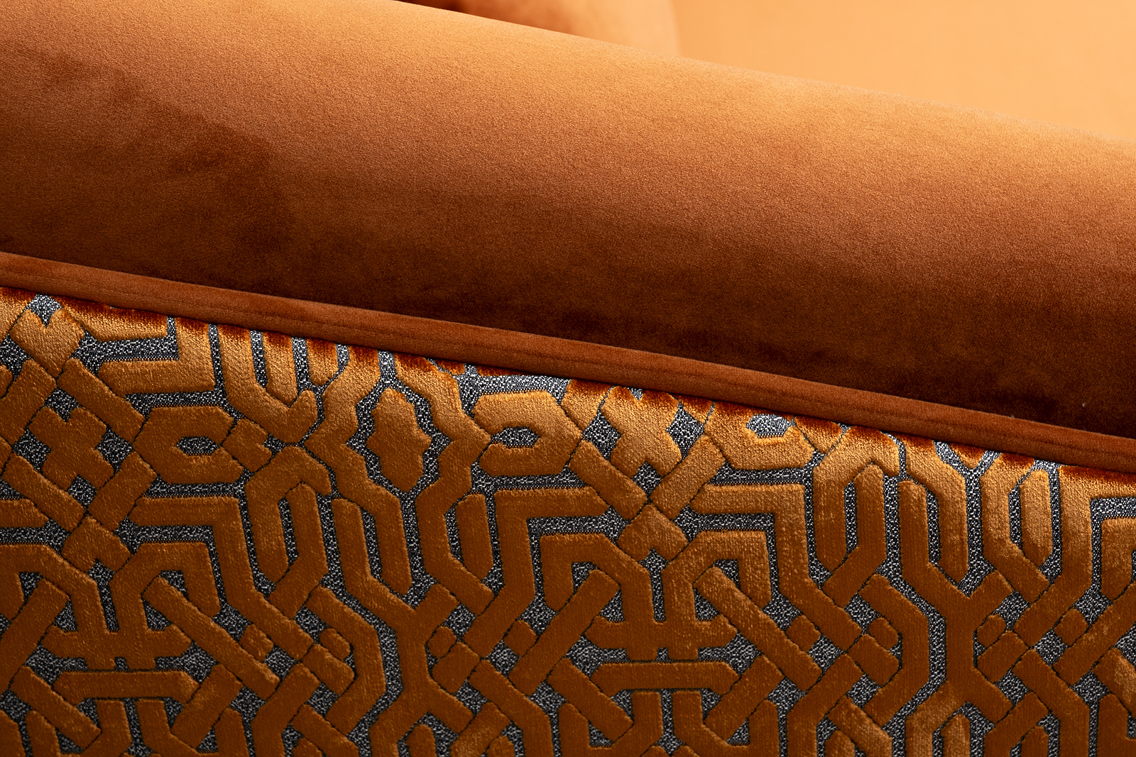 Диван Trevi трехместный раскладной оранжевый с кантом 9