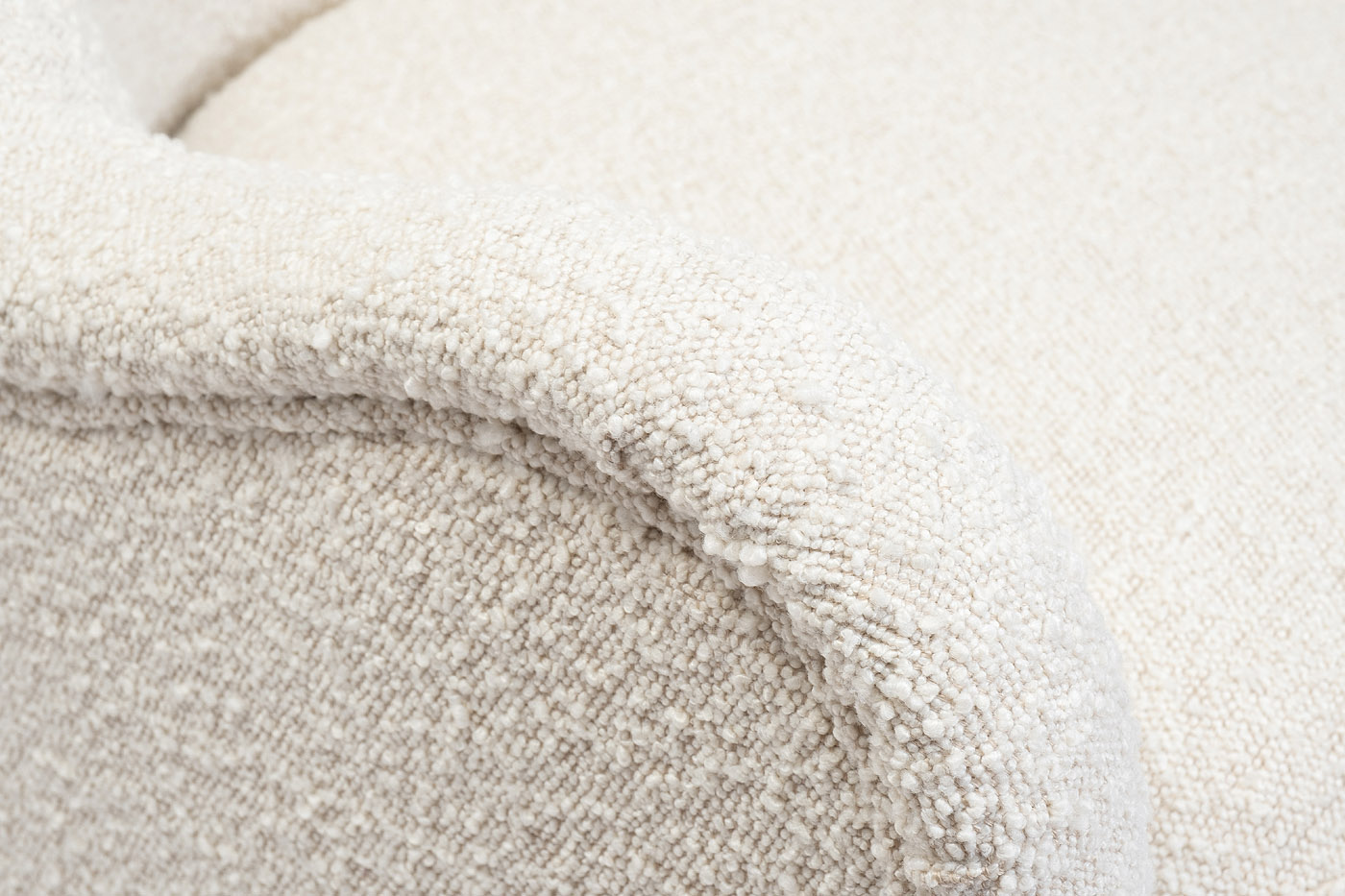 Кресло букле кремовое 3