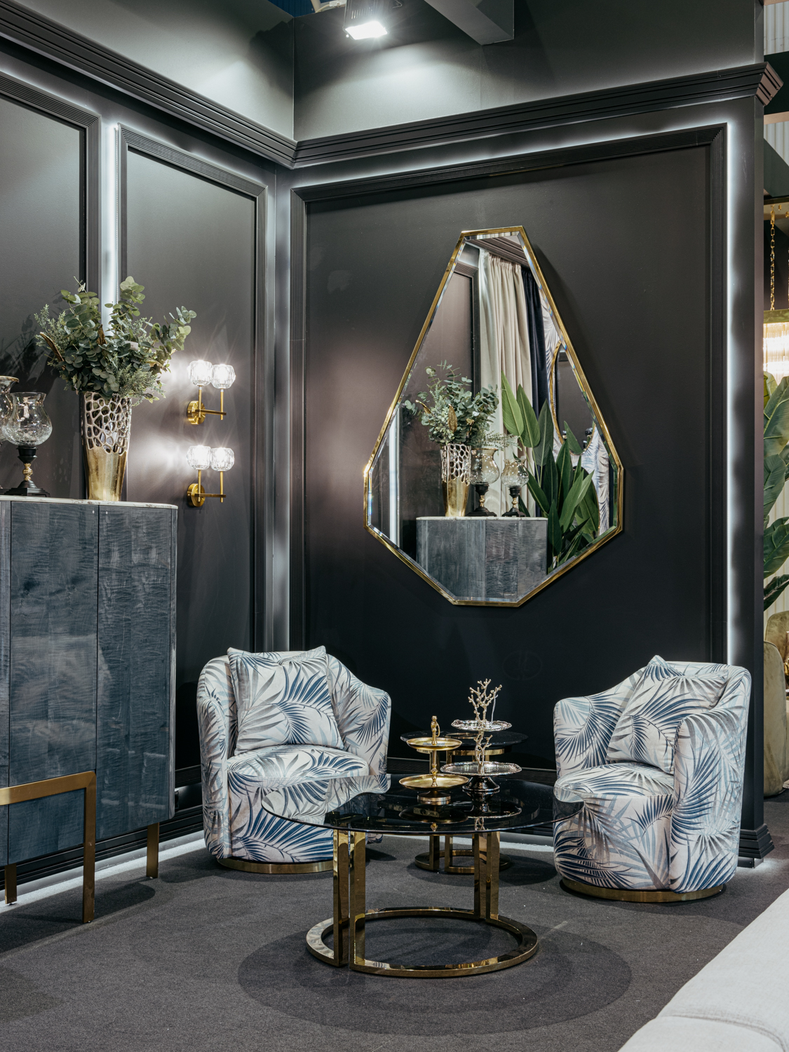 Зеркало в металлической раме (золото) 4