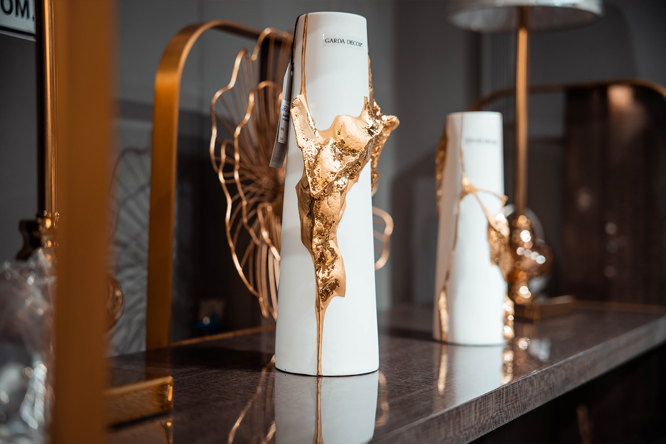 Ваза керамическая белая с золотым декором 3