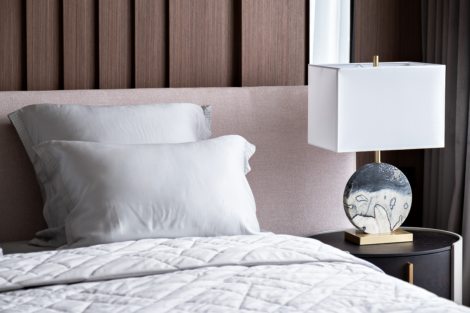 Лампа настольная с белым абажуром 2