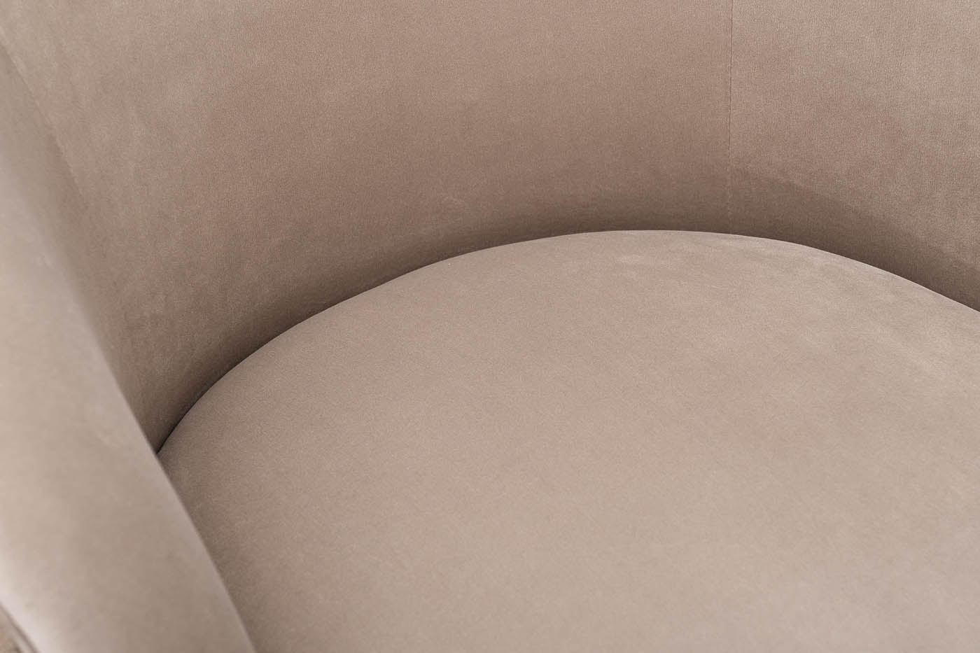 Кресло велюровое бежевое 5