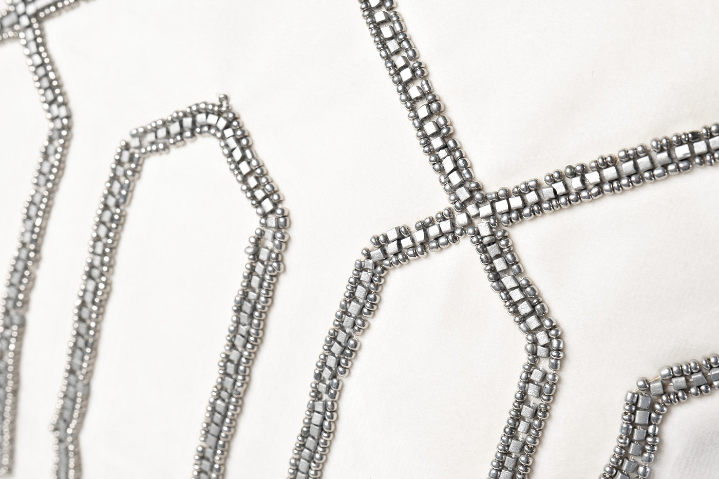 Подушка декоративная с бисером «Геометрия» белая 2