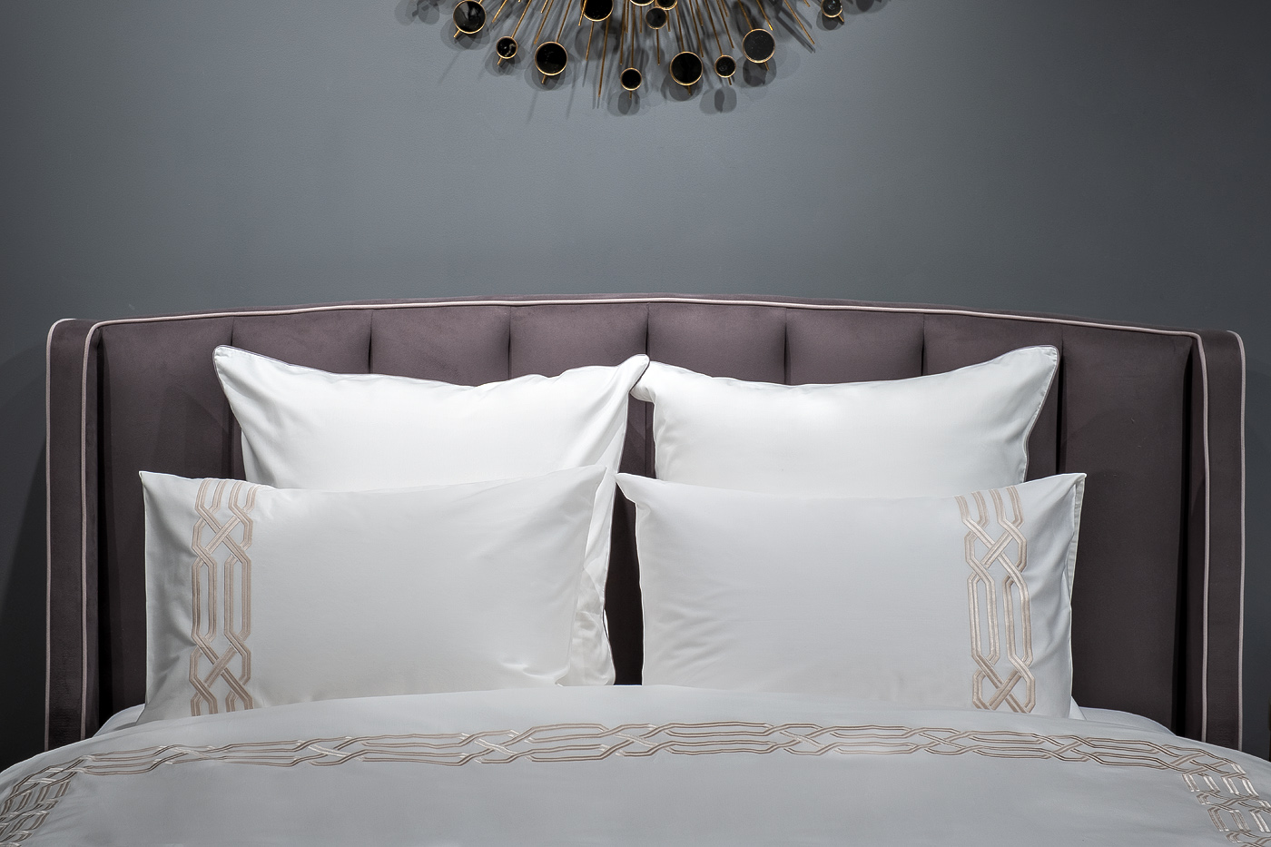 Комплект постельного белья «Паллада» с вышивкой кинг сайз 220х240см золотой 3